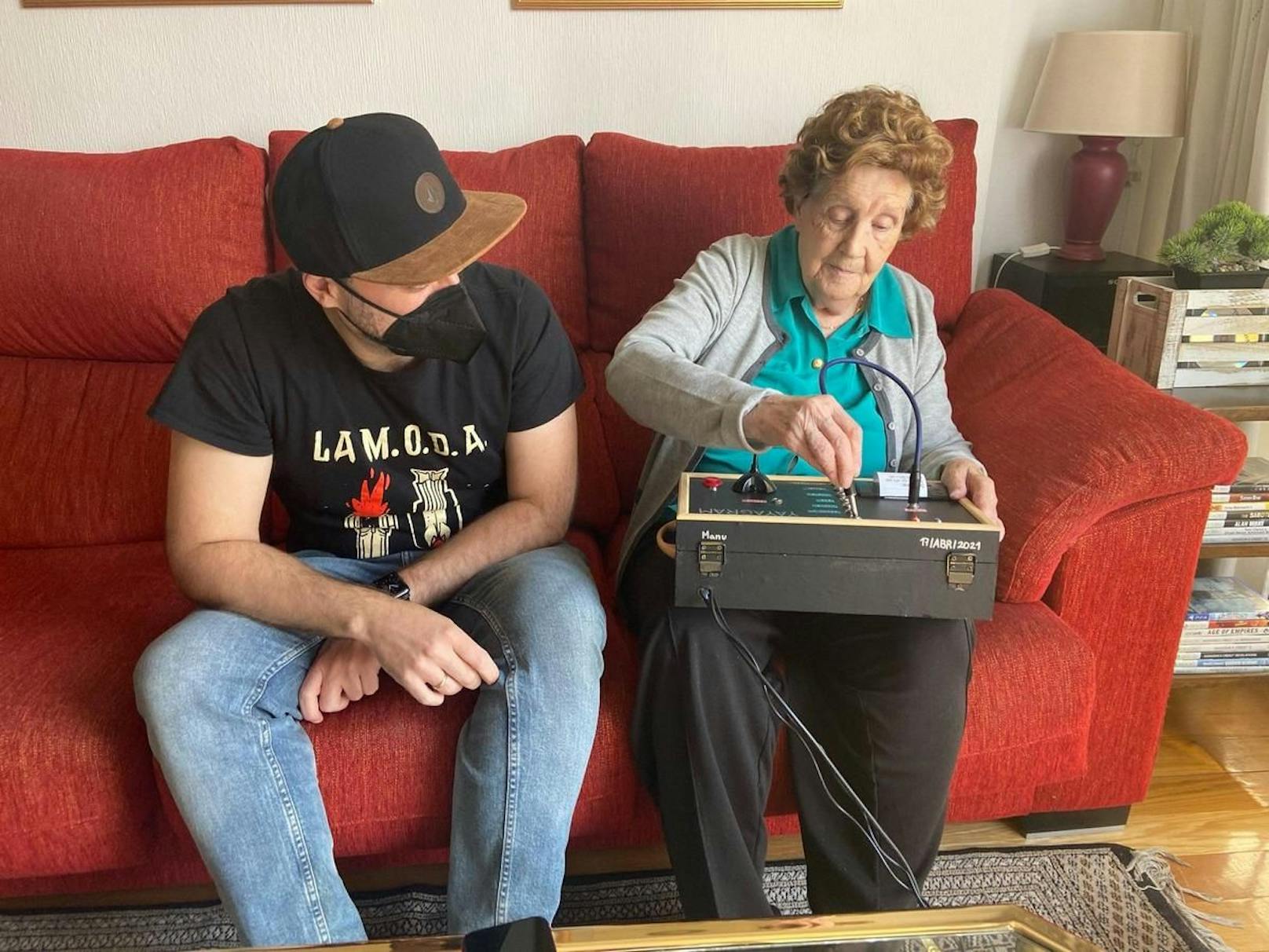 Seine 96-jährige Oma, Felisa Romano Martin, kann damit Sprachnachrichten an die Enkelkinder verschicken.