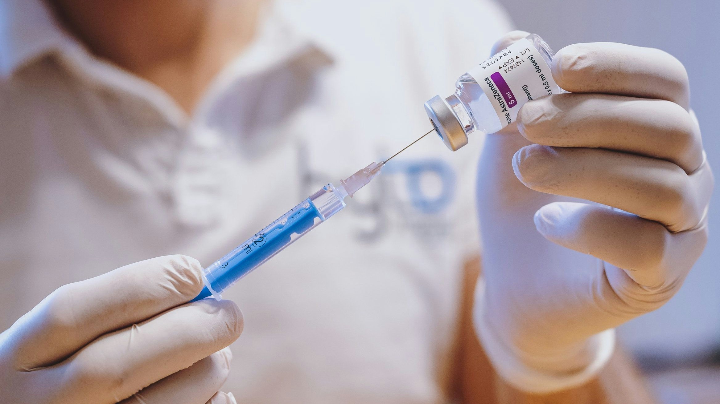 Download von www.picturedesk.com am 27.04.2021 (14:04).  THEMENBILD - ein Arzt beim Aufziehen des AstraZeneca AZD1222 COVID-19 Impfstoffes vor der Verimpfung, aufgenommen am 18. Februar2021 in Kaprun, Österreich // A doctor pulling up the AstraZeneca AZD1222 COVID-19 vaccine from a Vial before vaccination., Kaprun, Austria on 2021/02/18. EXPA Pictures © 2021, PhotoCredit: EXPA/ JFK - 20210219_PD4284 - Rechteinfo: Rights Managed (RM)