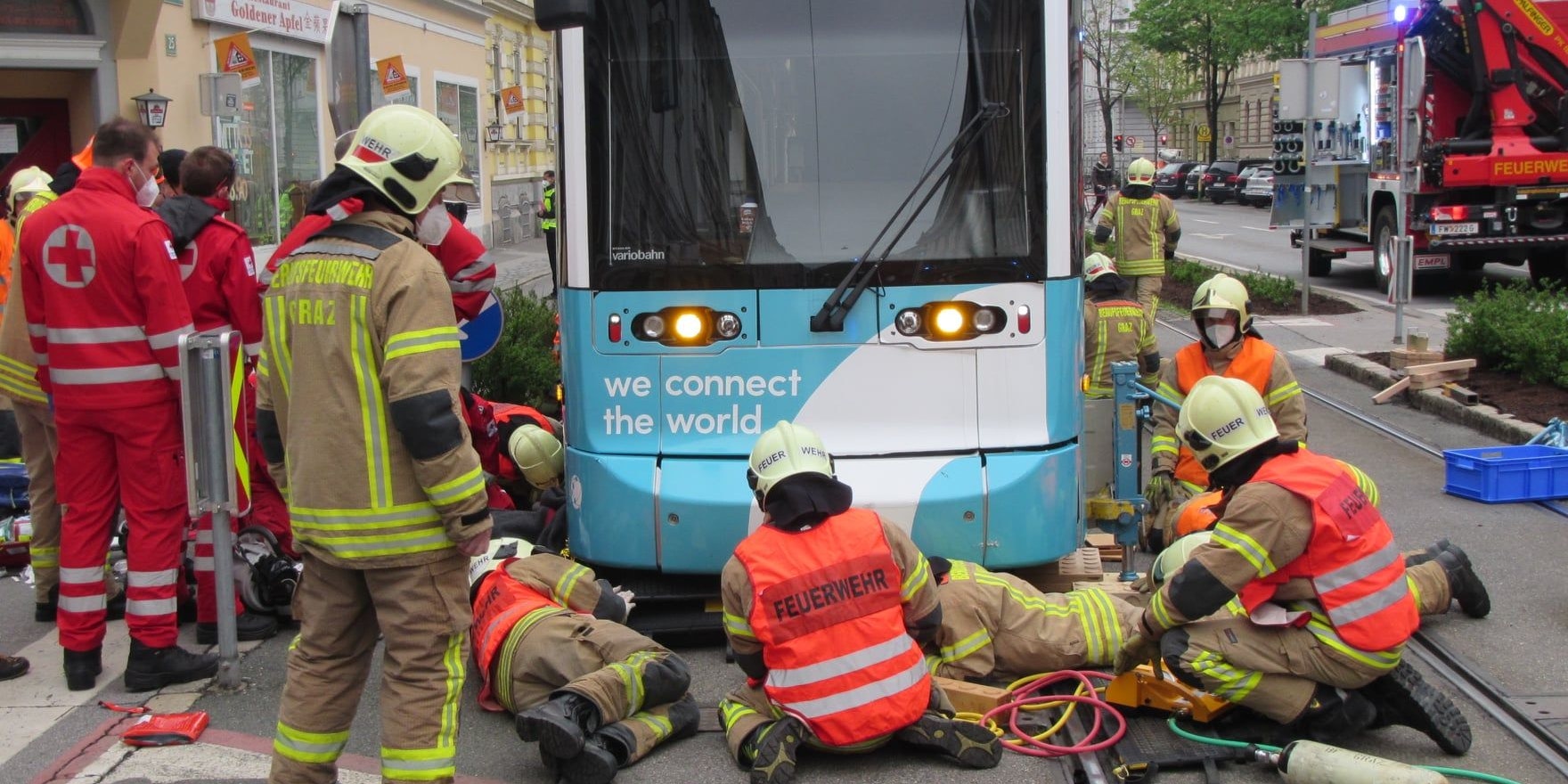 Der Radfahrer kam tragischerweise genau vor einer heranfahrenden Straßenbahn zum Liegen.