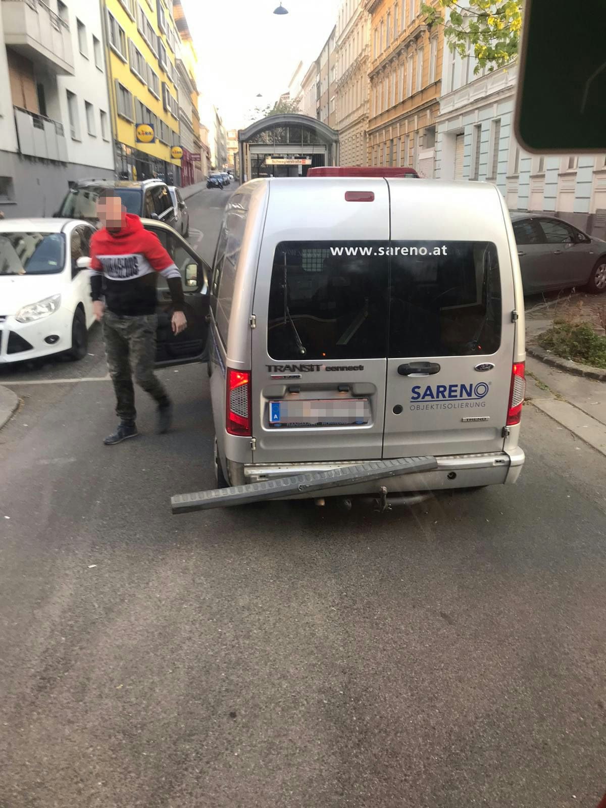 Der Klein-Lkw fuhr Rückwärts und übersah wahrscheinlich den Bus.