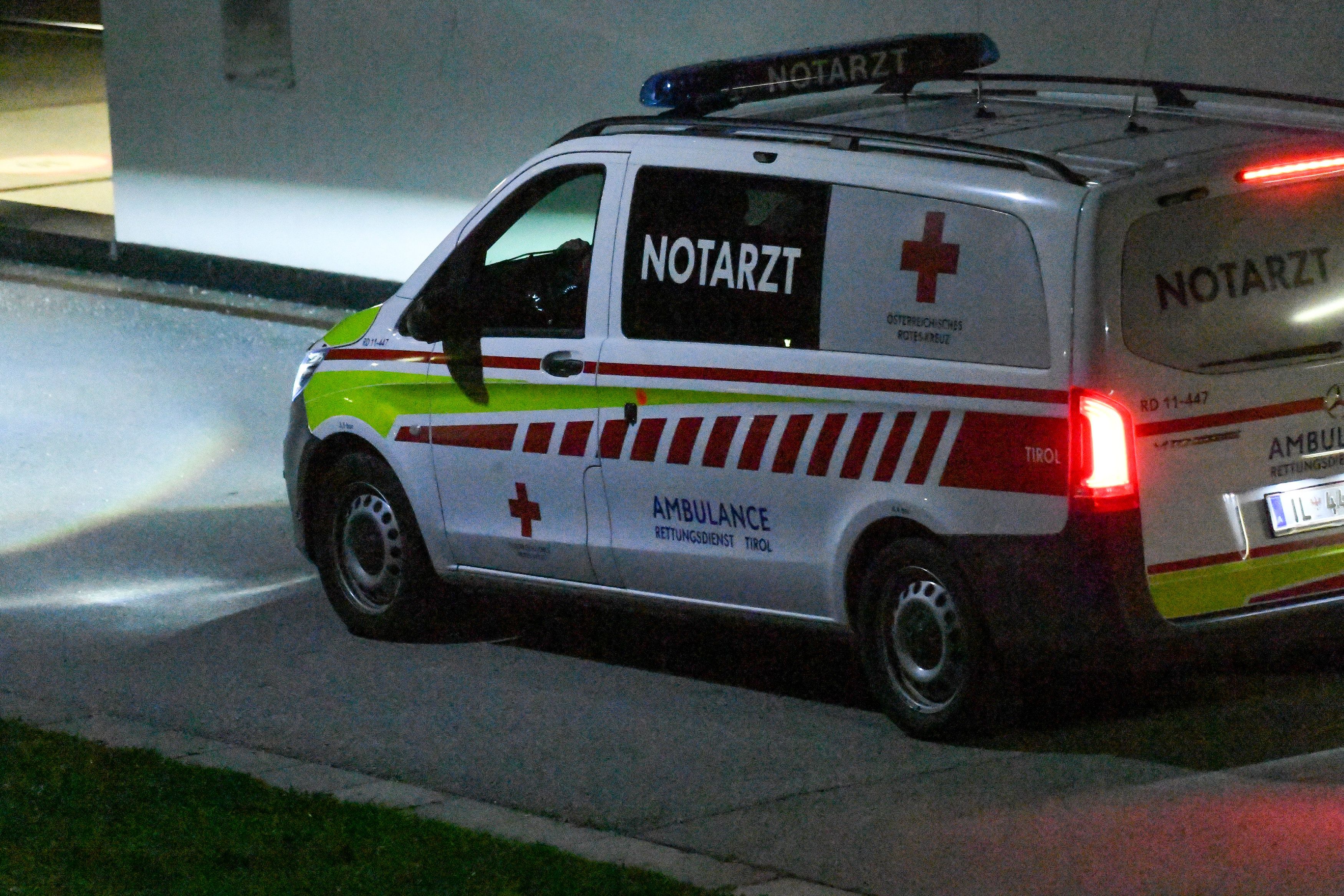Der Notarzt rückte an, die Beamten konnten den Mann zum Glück reanimieren (Symbolfoto)