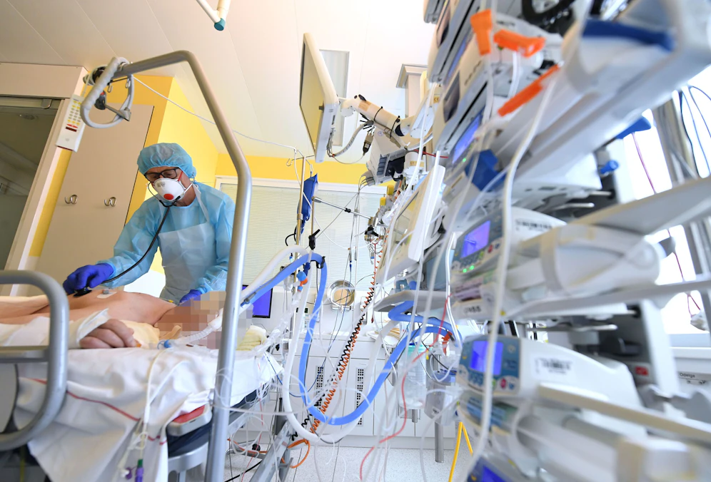 Ein Corona-Patient auf der Intensivstation (Archivfoto)