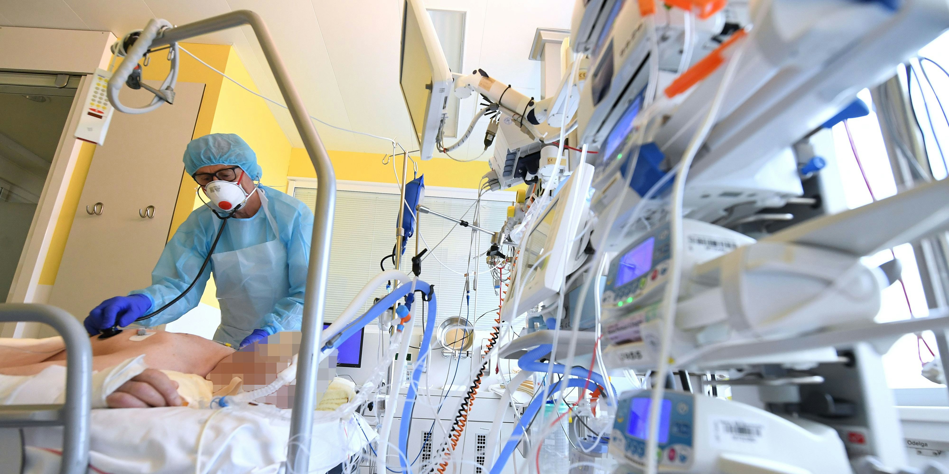 Ein Corona-Patient auf der Intensivstation (Archivfoto)