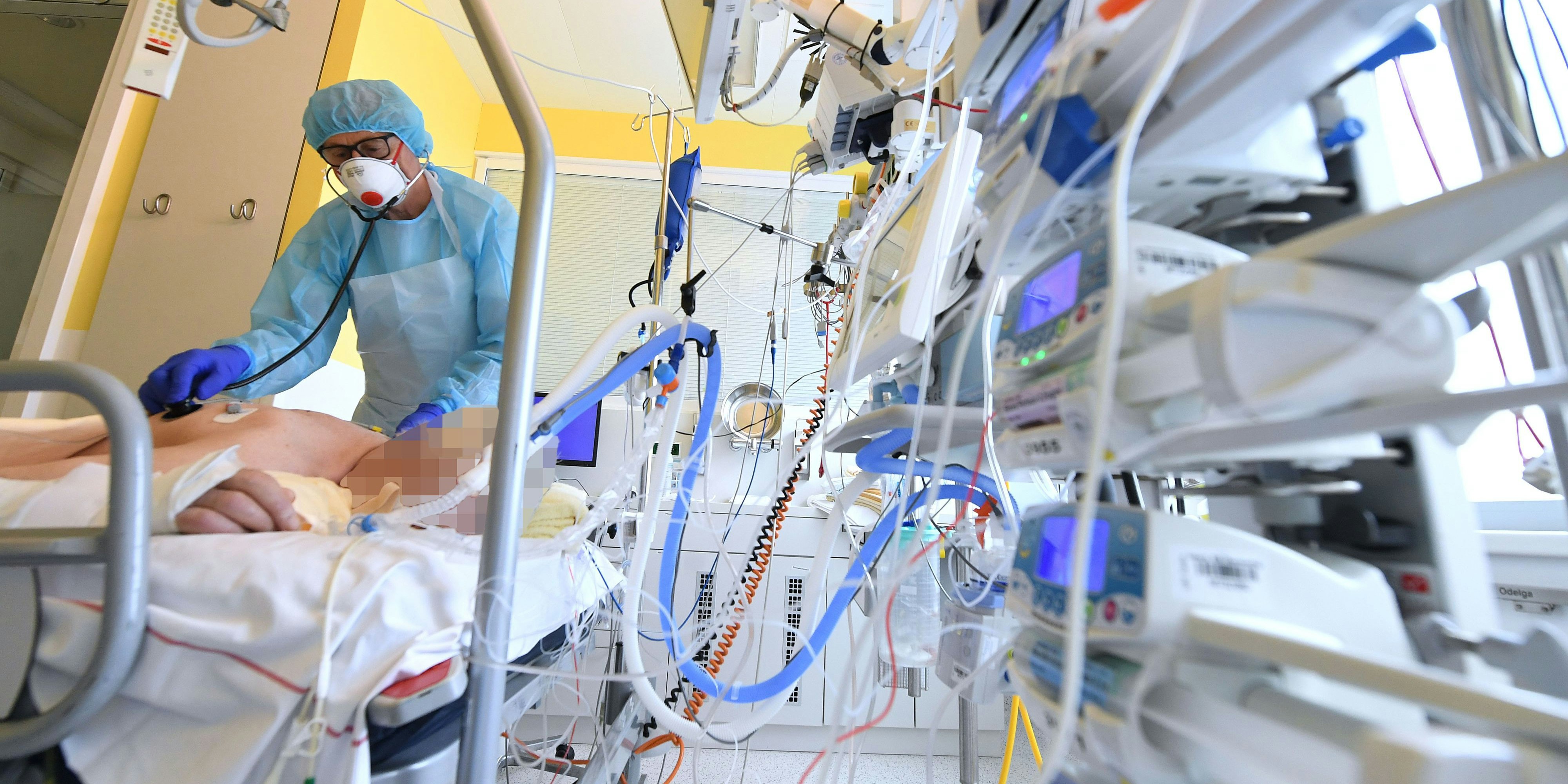 Ein Corona-Patient auf der Intensivstation (Archivfoto)