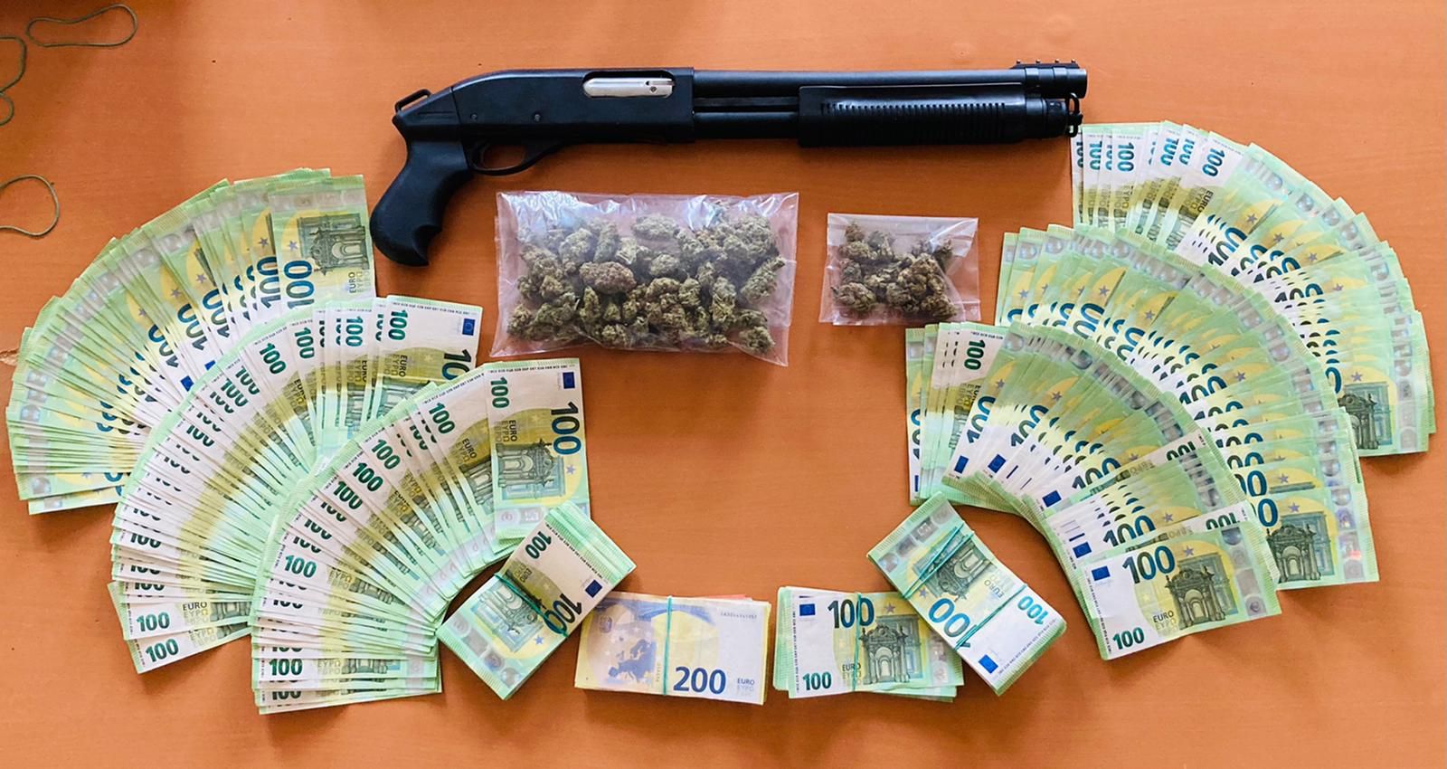 Ca. 120 Gramm Marihuana, etwas über € 48.800,- Bargeld und die CO2-mindergefährliche Schusswaffe („Pumpgun“)