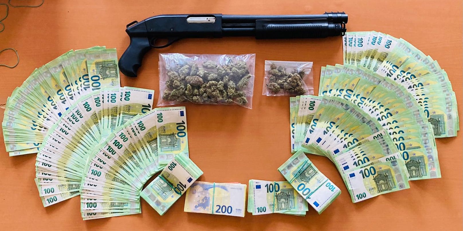 Ca. 120 Gramm Marihuana, etwas über € 48.800,- Bargeld und die CO2-mindergefährliche Schusswaffe („Pumpgun“)