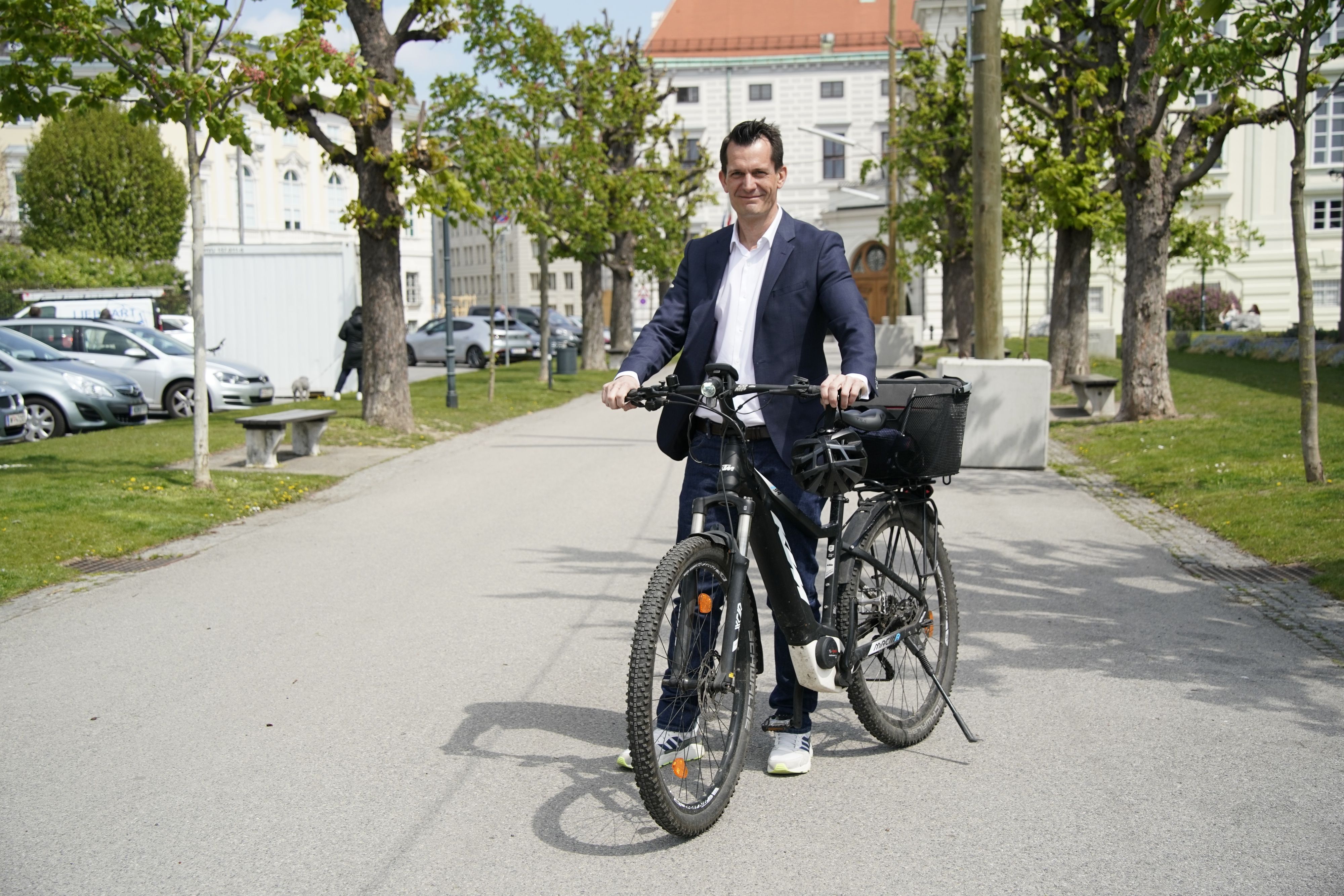 Minister Mückstein mit Bike