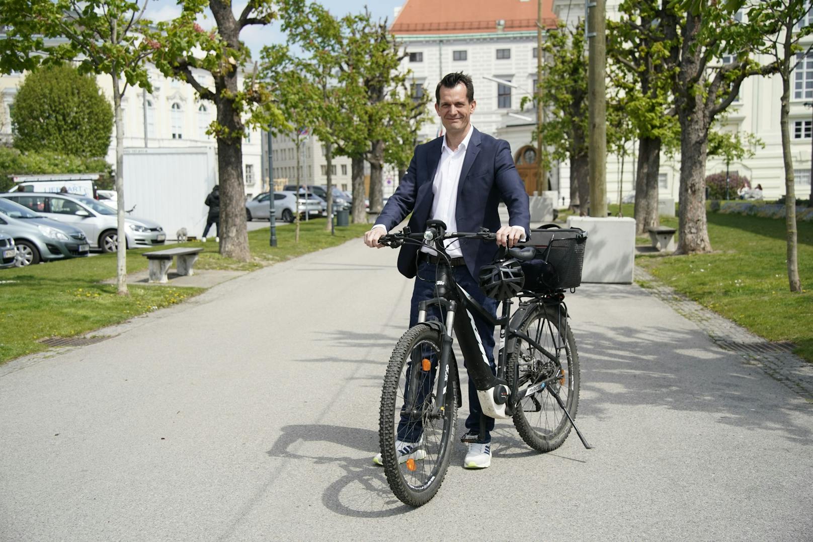Minister Mückstein rollte mit dem E-Bike zum Interview.