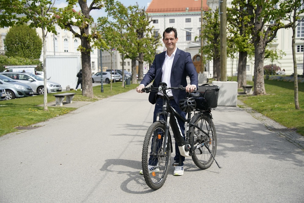 Minister Mückstein rollte mit dem E-Bike zum Interview.