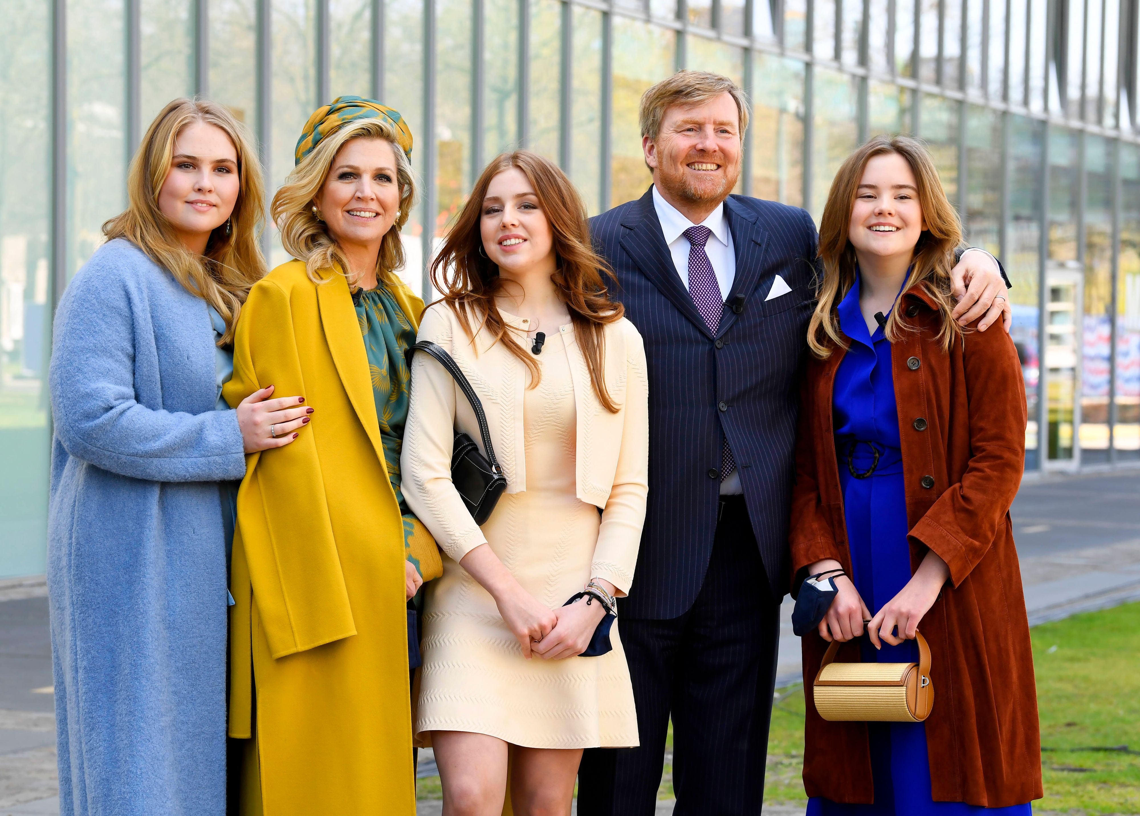 <strong>Königin Maxima</strong> (2.v.li.) und <strong>König Willem-Alexander</strong> strahlen am Königstag mit ihren Töchtern <strong>Amalia</strong> (li.), <strong>Alexia</strong> (Mitte) und <strong>Ariane</strong> (re.). Doch hinter den Kulissen des Familienporträts brodelt es.<br>