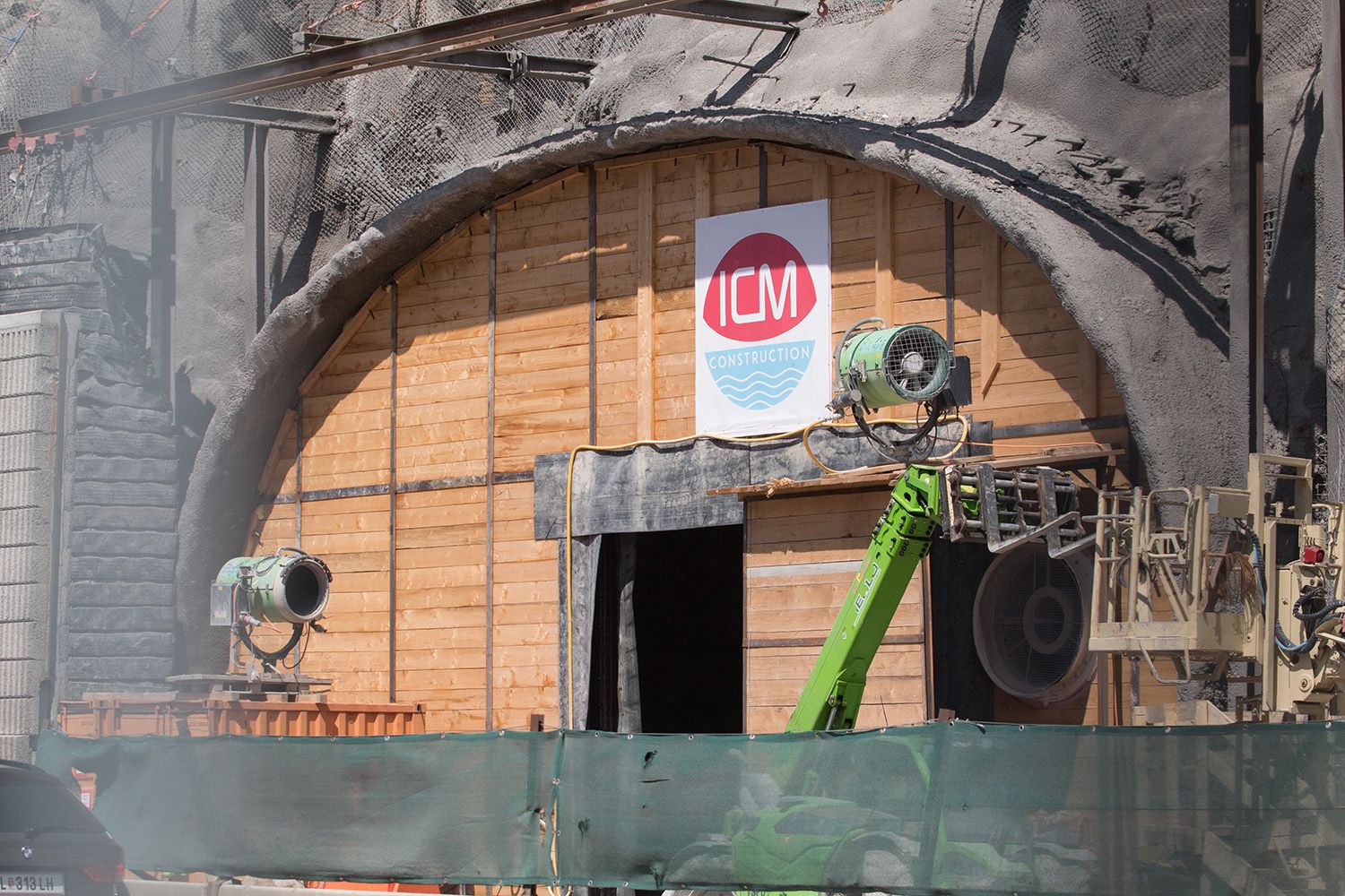 Zwei Schneekanonen sorgen für verdutze Blicke.