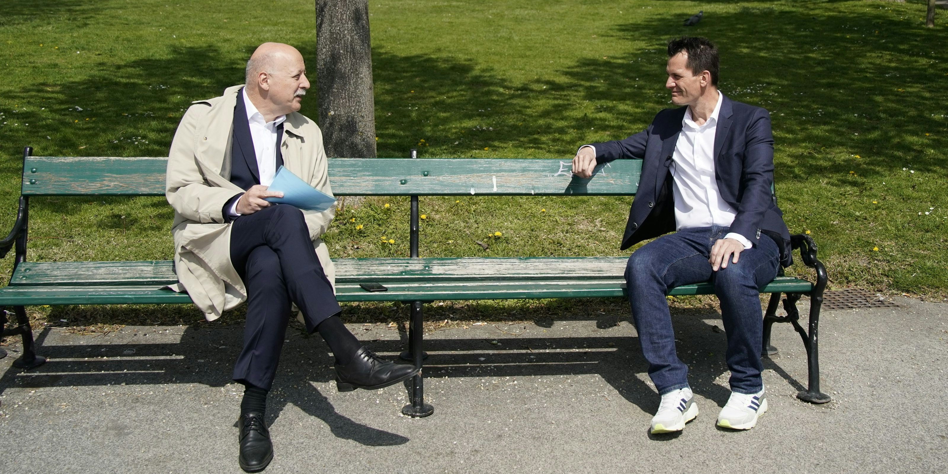 Sneakers, what else? Mückstein (besitzt 5 Paare) mit Christian Nusser ("Heute") im Volksgarten.