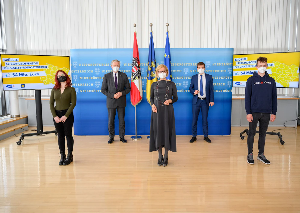 Landeshauptfrau Johanna Mikl-Leitner, Landesrat Martin Eichtinger, AMS-Landesgeschäftsführer Sven Hergovich und Lehrlinge.