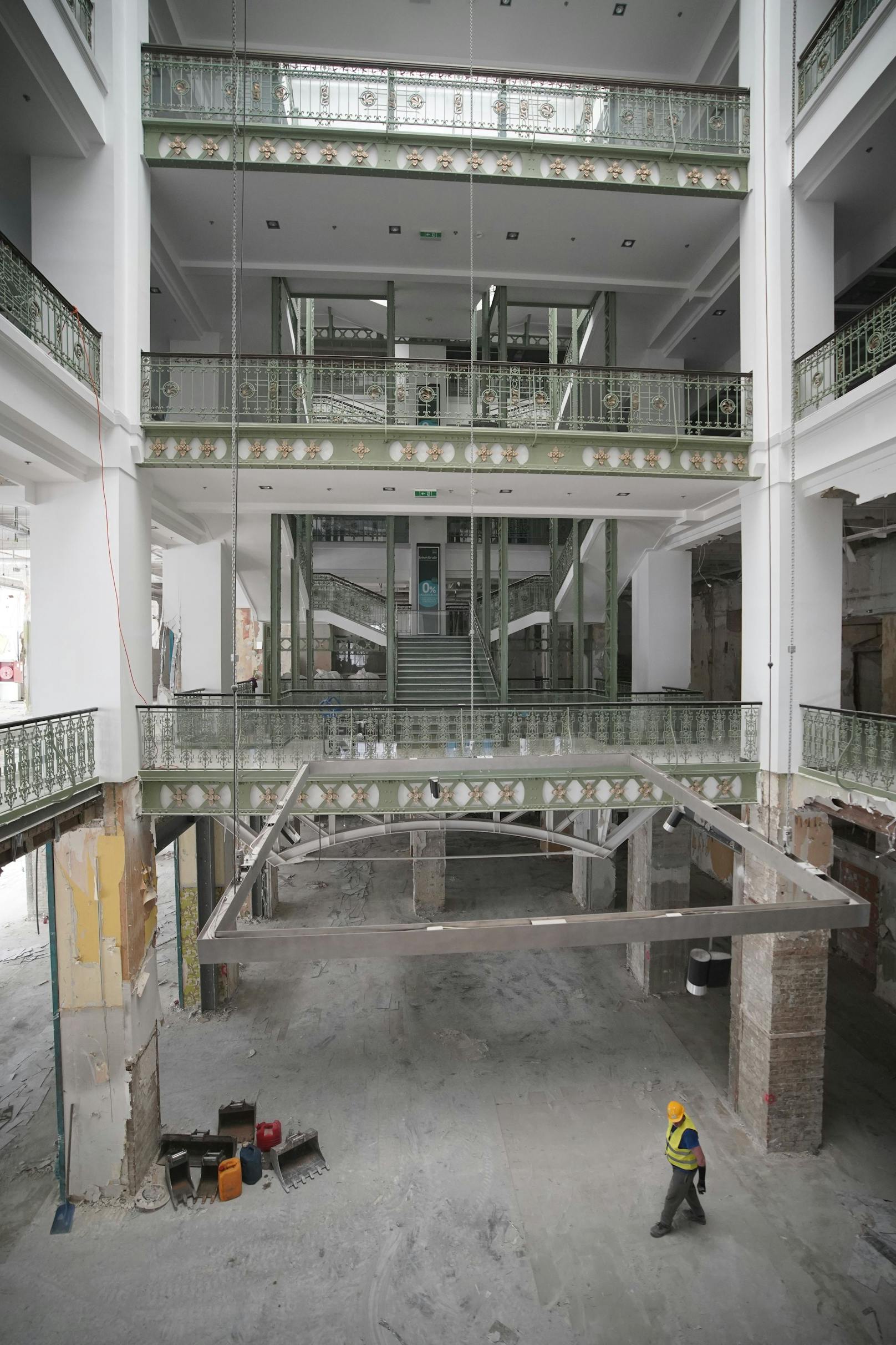 Das Jugendstil-Geländer im Stiegenhaus wird abgebaut und versteigert