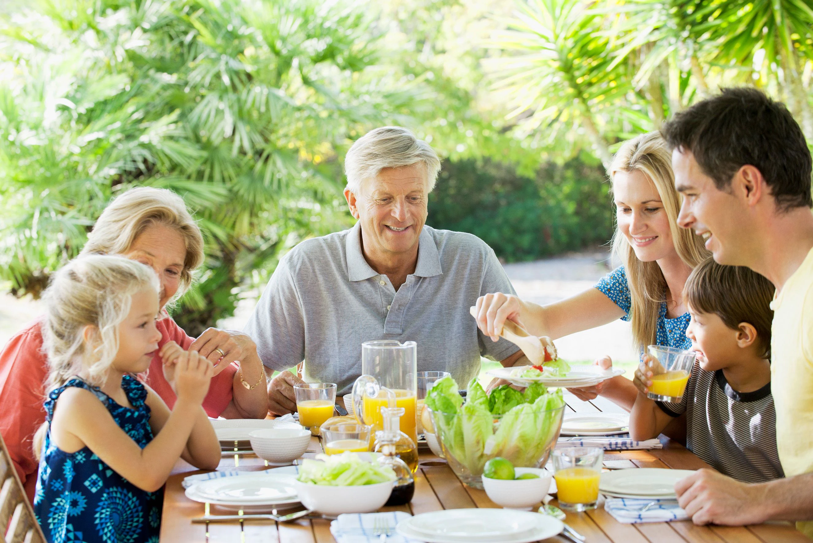 Download von www.picturedesk.com am 28.04.2021 (13:49).  Multi-generation family having breakfast together outdoors - 20110922_PD7993 - Rechteinfo: Rights Managed (RM) Model Released