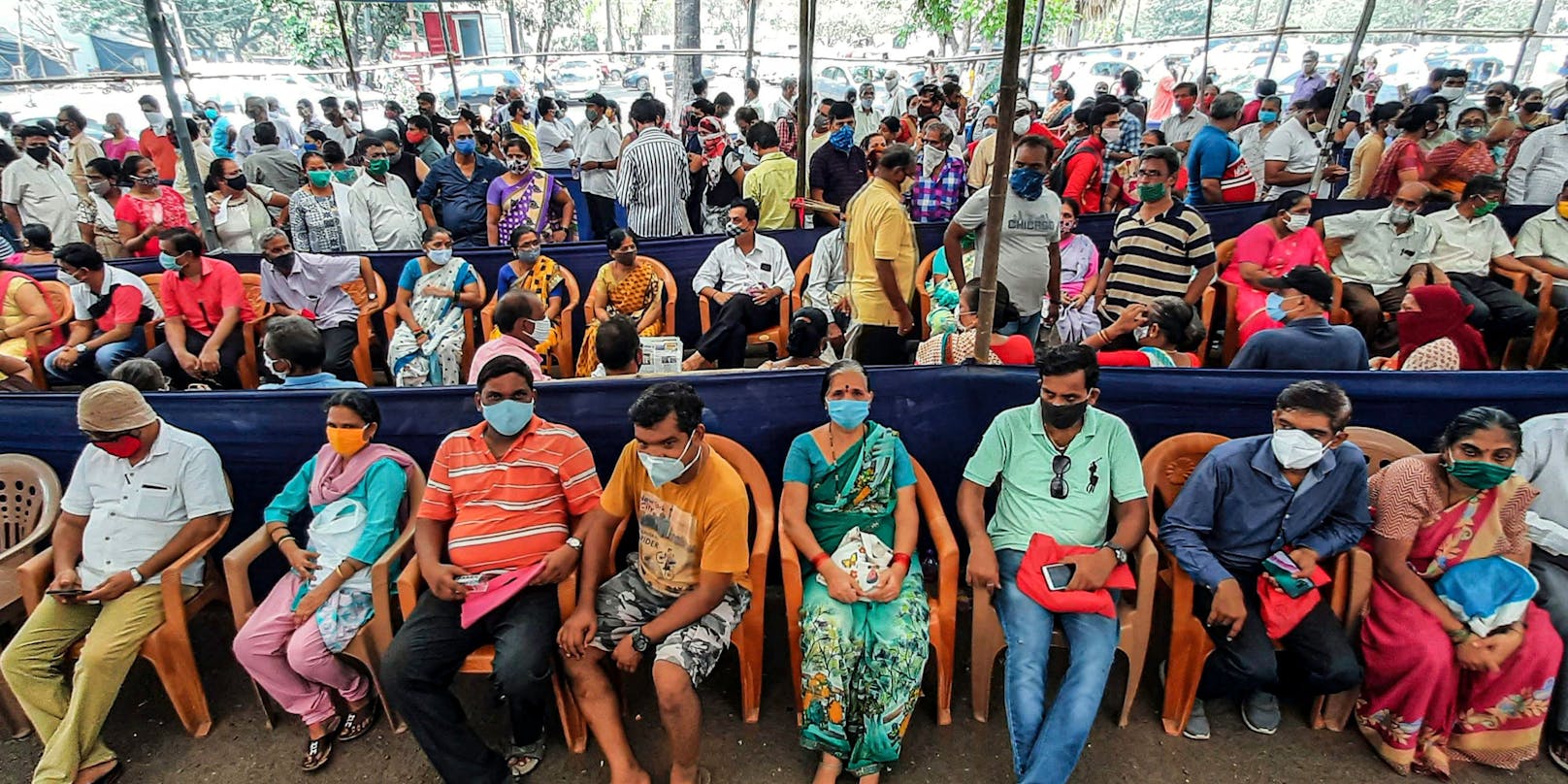 Die Lage in Indien spitzt sich weiter zu. Am Dienstag melden die Behörden 323.144 neue Fälle des Coronavirus.