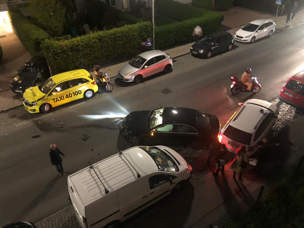 Gleich drei Fahrzeuge wurden bei dem Unfall beschädigt.
