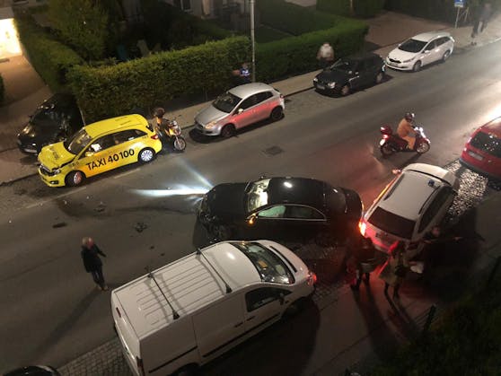 Gleich drei Fahrzeuge wurden bei dem Unfall beschädigt.