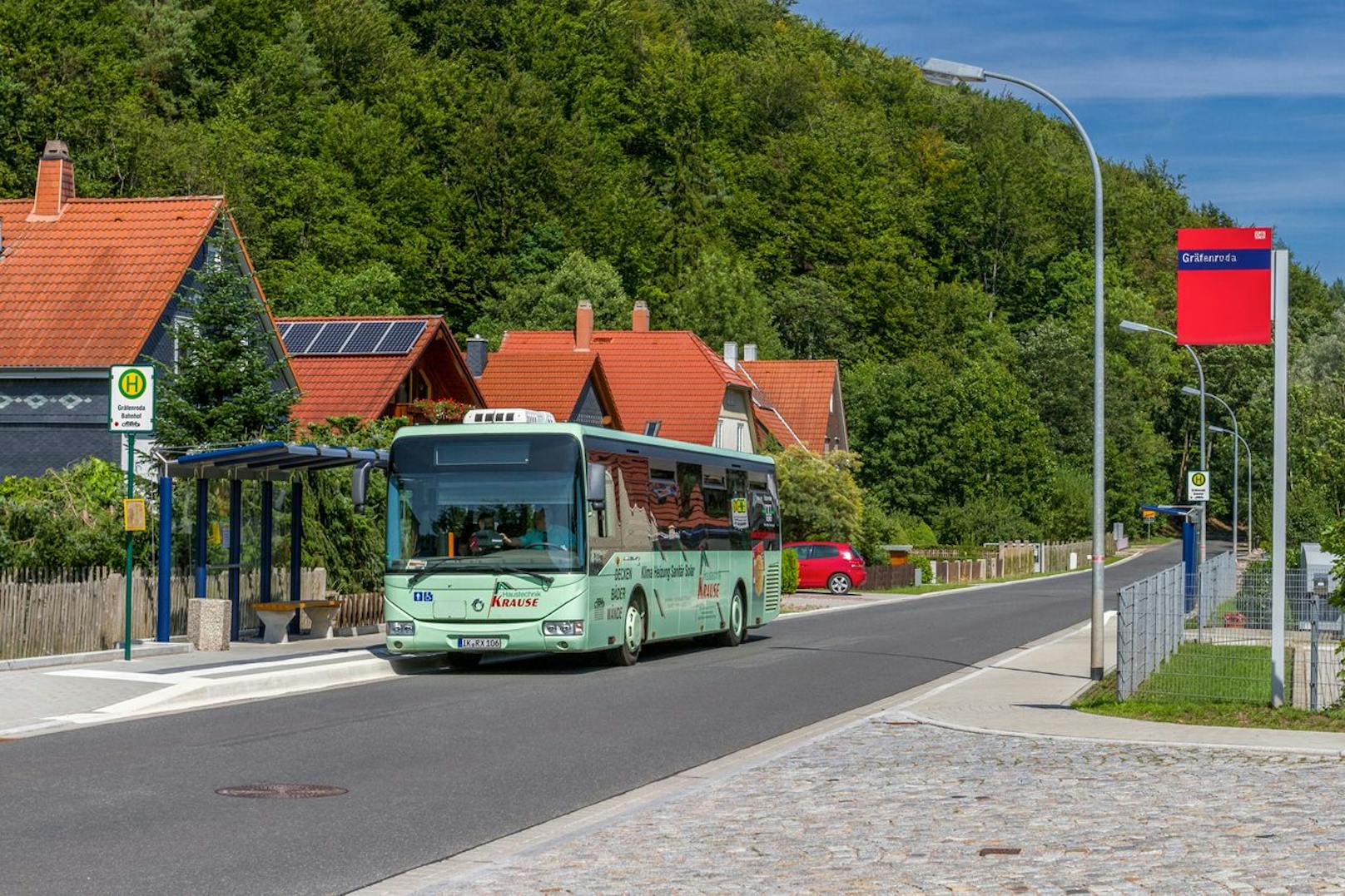 Die Kinder warteten vergeblich auf den Schulbus.