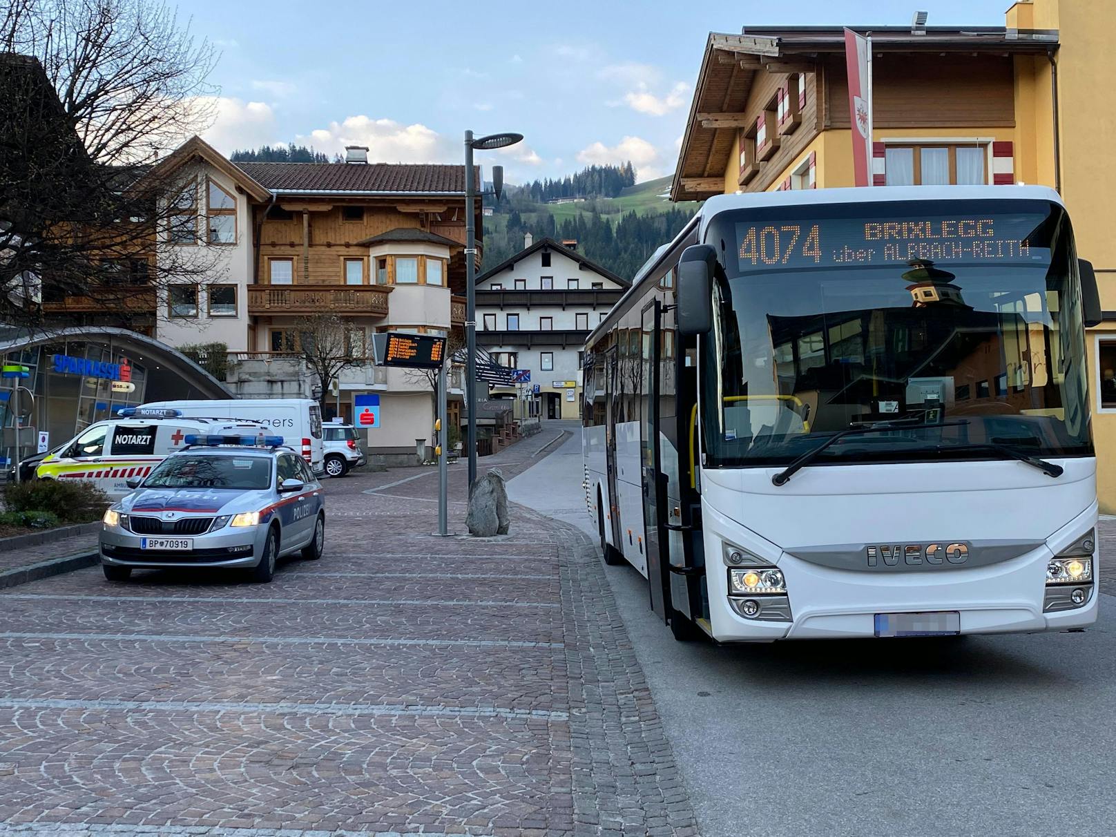 Alle Fahrgäste waren in Reith im Alpbachtal in den Bus eingestiegen, der 57-jährige Busfahrer fuhr planmäßig um 6.30 Uhr los in Richtung Brixlegg.