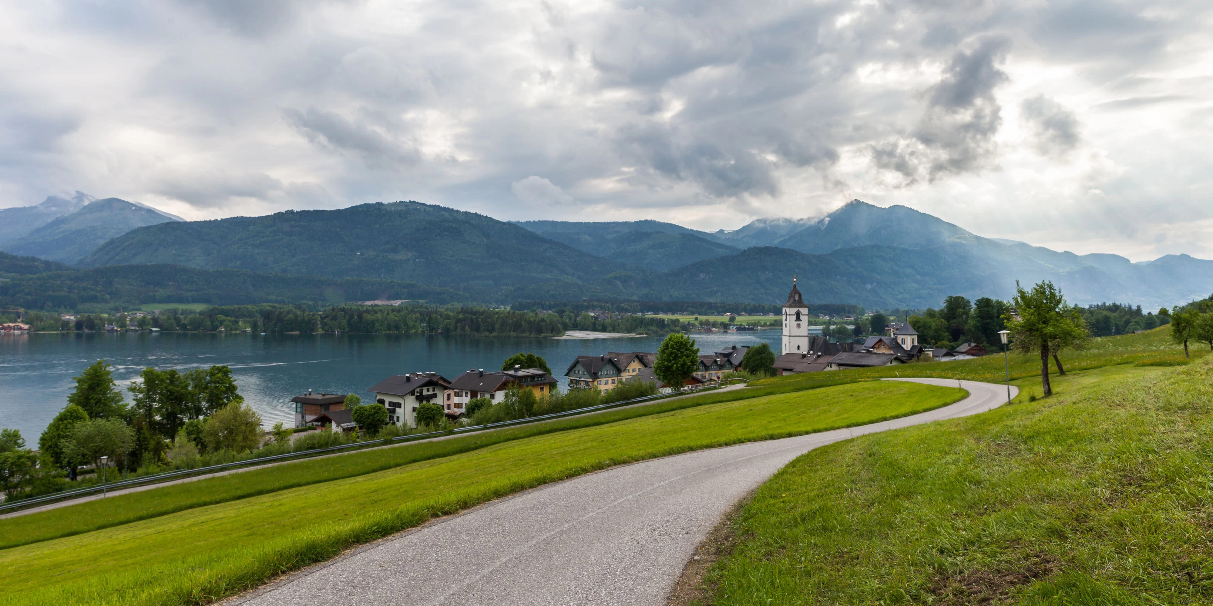Symbolbild: Eine Straße am Wolfgangsee, nicht die Wolfgangseestraße