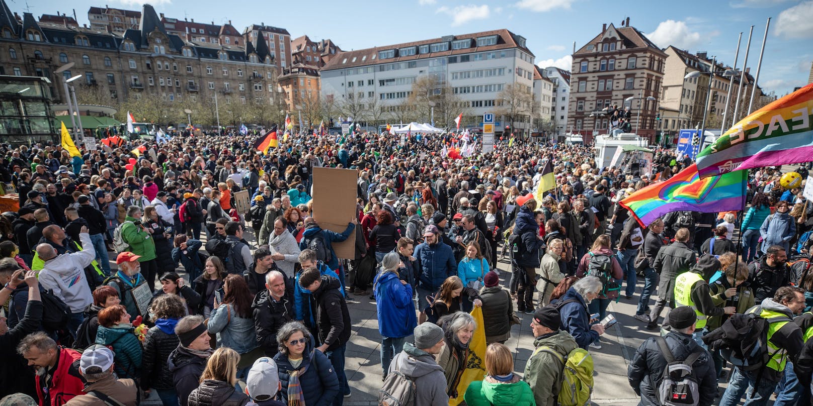 Eine Demonstration der Initiative "Querdenken" in Stuttgart
