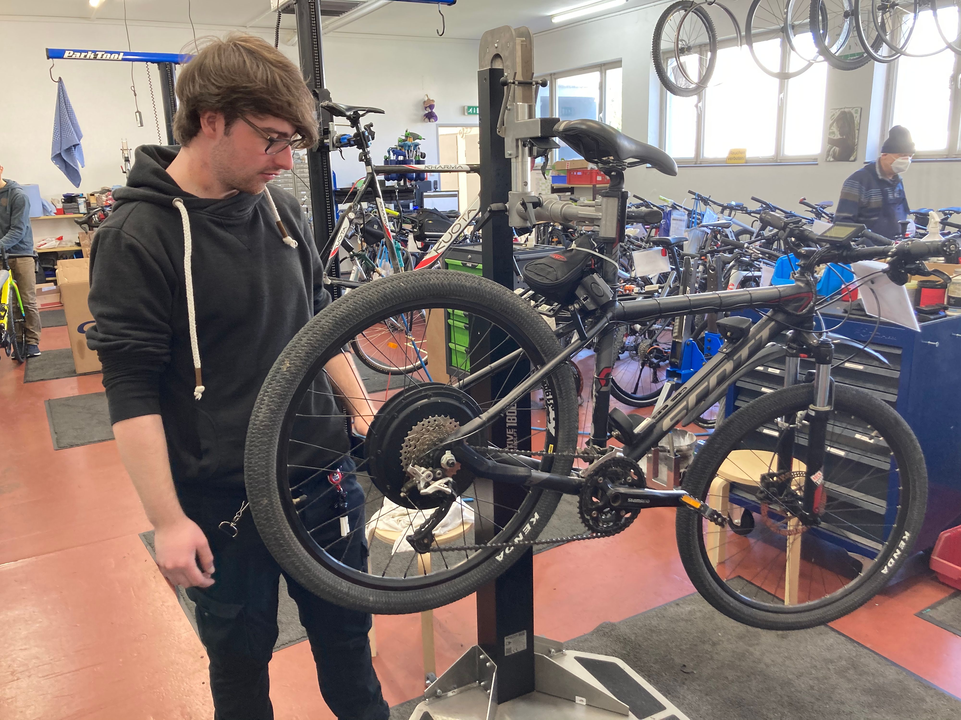 Lukas Dax (19) liebt es Fahrräder zu reparieren.