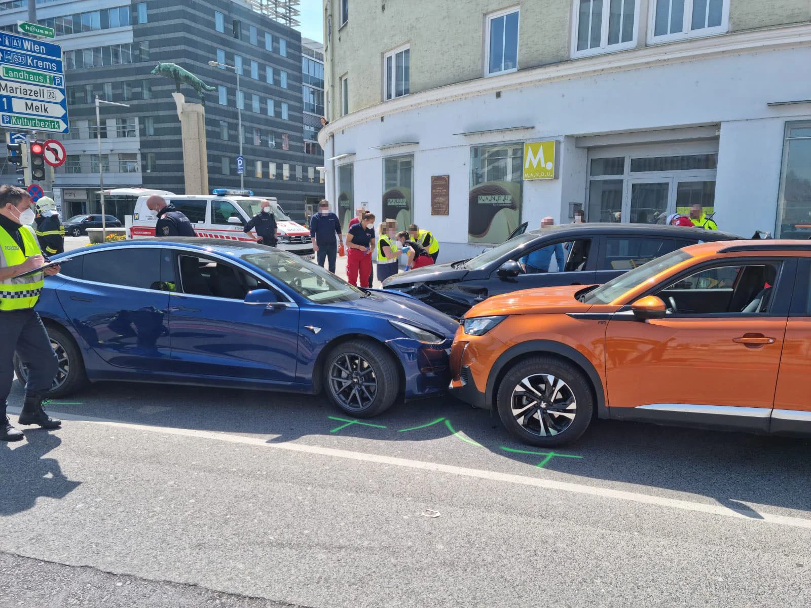 Das Auto der Frau kracht frontal in die anderen.
