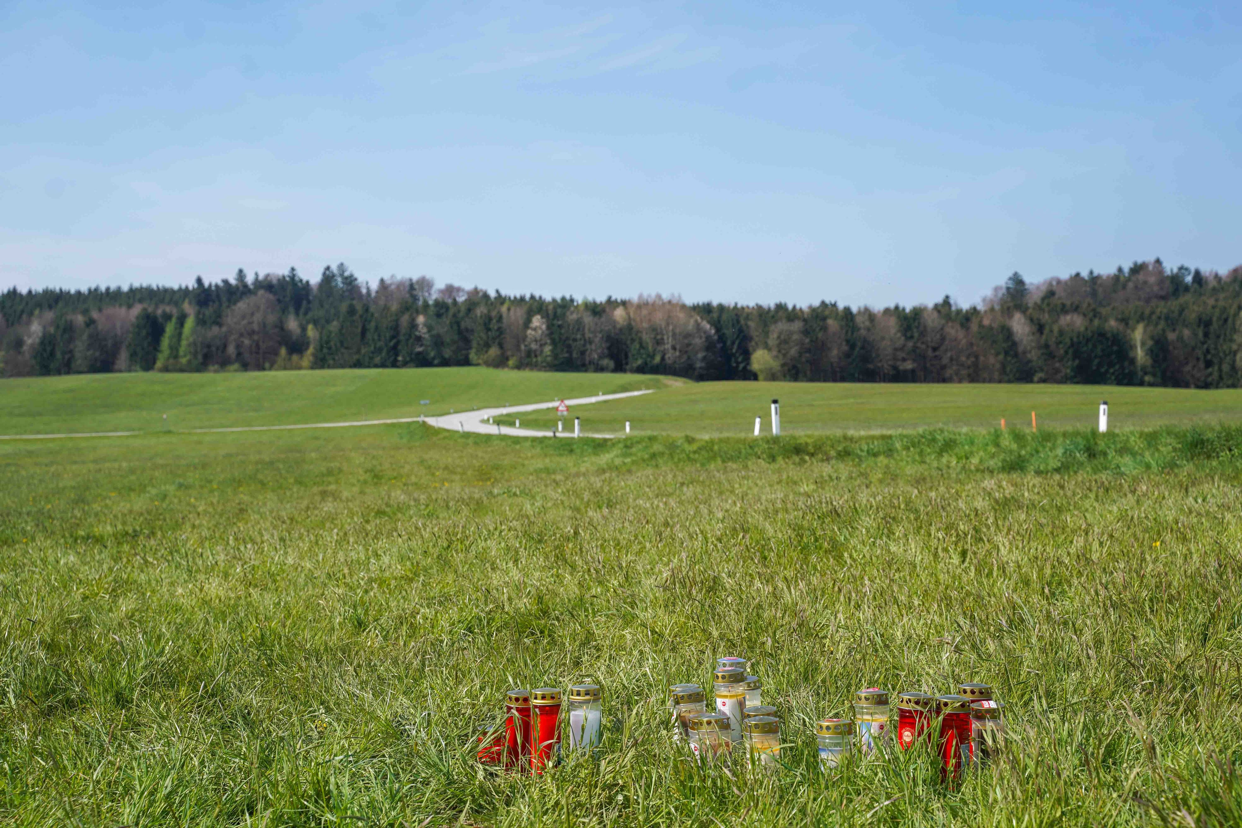 Trauernde Angehörige und Freunde haben Kerzen an der Unfallstelle in Eggelsberg aufgestellt.