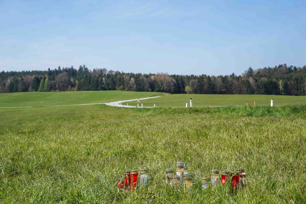 Trauernde Angehörige und Freunde haben Kerzen an der Unfallstelle in Eggelsberg aufgestellt.