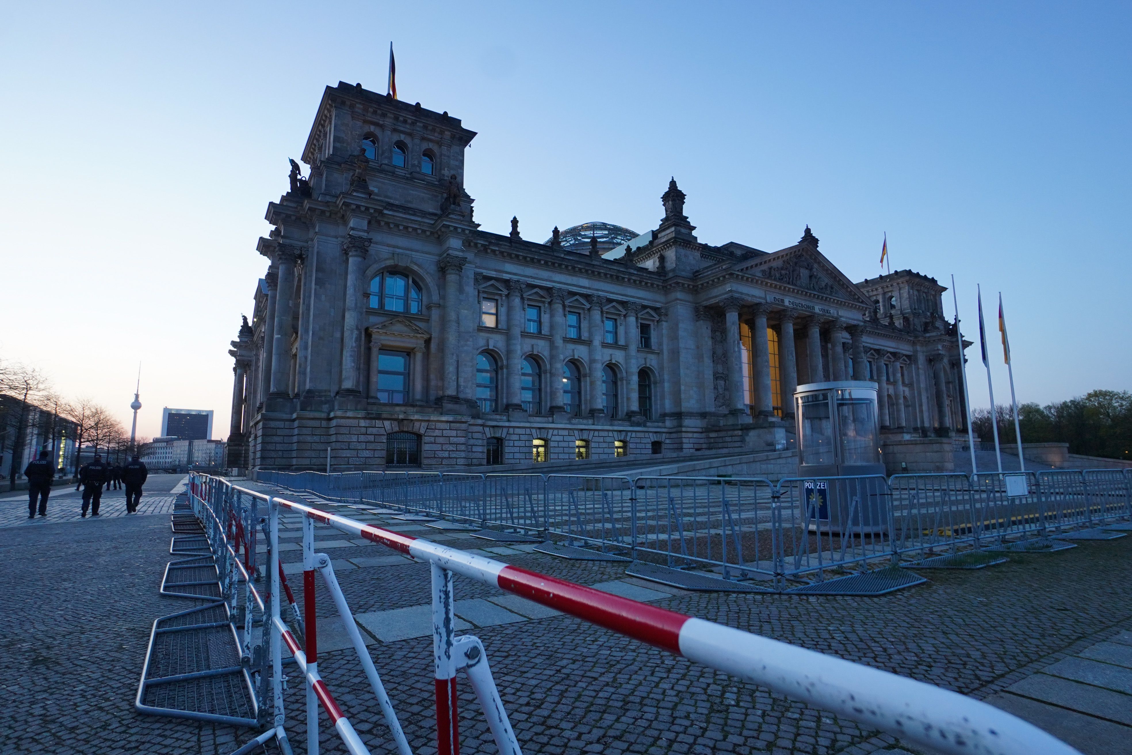 Download von www.picturedesk.com am 28.04.2021 (15:48).  21 April 2021, Berlin: A double fence is erected in front of the Reichstag building. A demonstration against the Corona restrictions has been announced for today. Photo: Jörg Carstensen/dpa - 20210421_PD0750 - Rechteinfo: Rights Managed (RM)