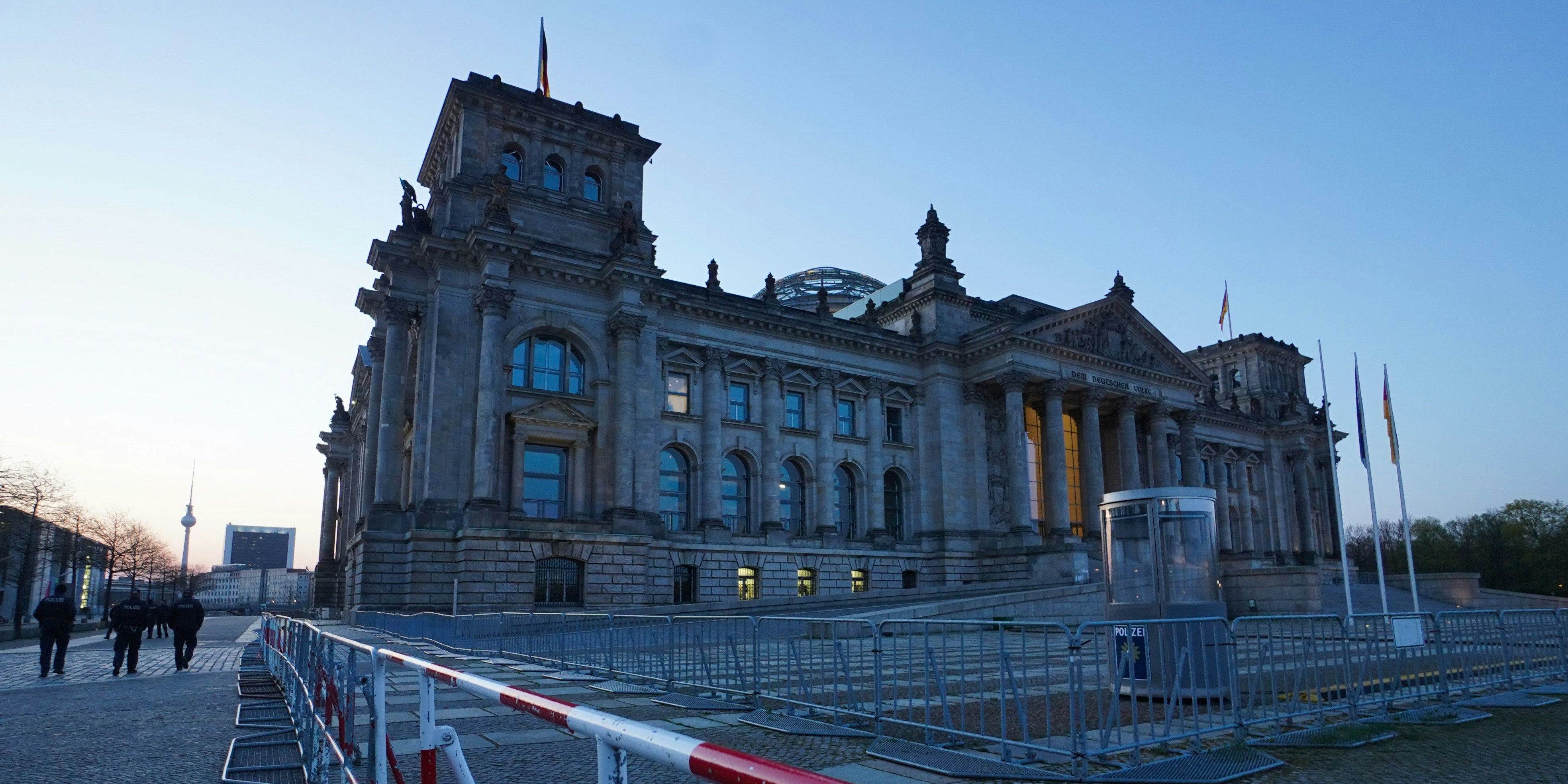Download von www.picturedesk.com am 28.04.2021 (15:48).  21 April 2021, Berlin: A double fence is erected in front of the Reichstag building. A demonstration against the Corona restrictions has been announced for today. Photo: Jörg Carstensen/dpa - 20210421_PD0750 - Rechteinfo: Rights Managed (RM)