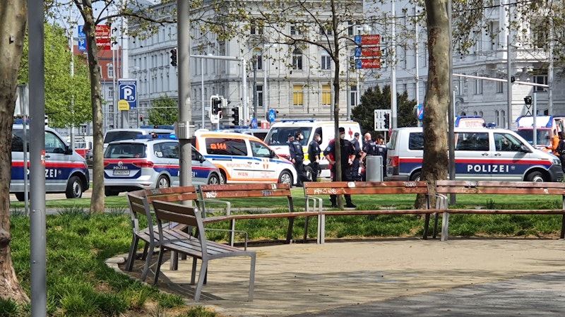 Rettungs-Einsatz beim Wiener Karlsplatz