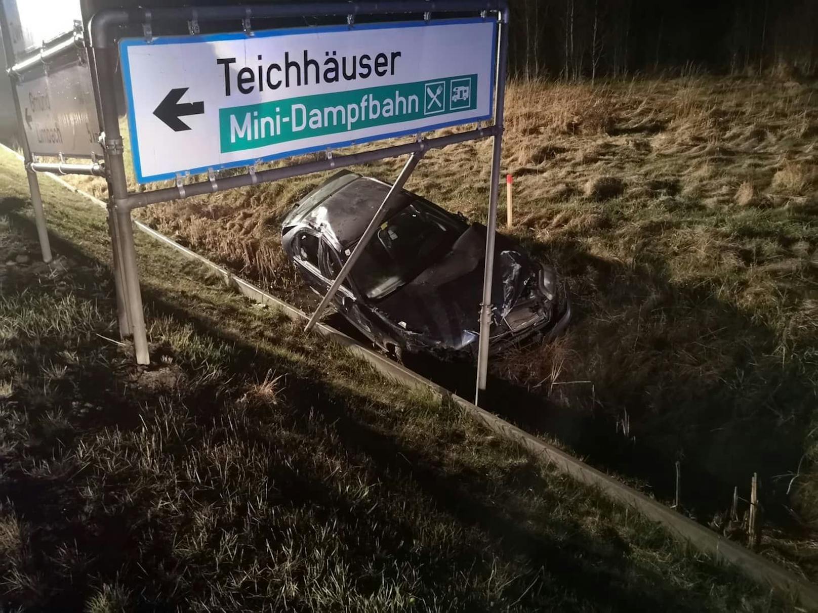 Angaben der Polizei zufolge, war der 31-jährige Lenker aus Schweiggers in Richtung Zwettl unterwegs, als gegen 2 Uhr früh plötzlich ein Reh auf die Fahrbahn hüpfte.