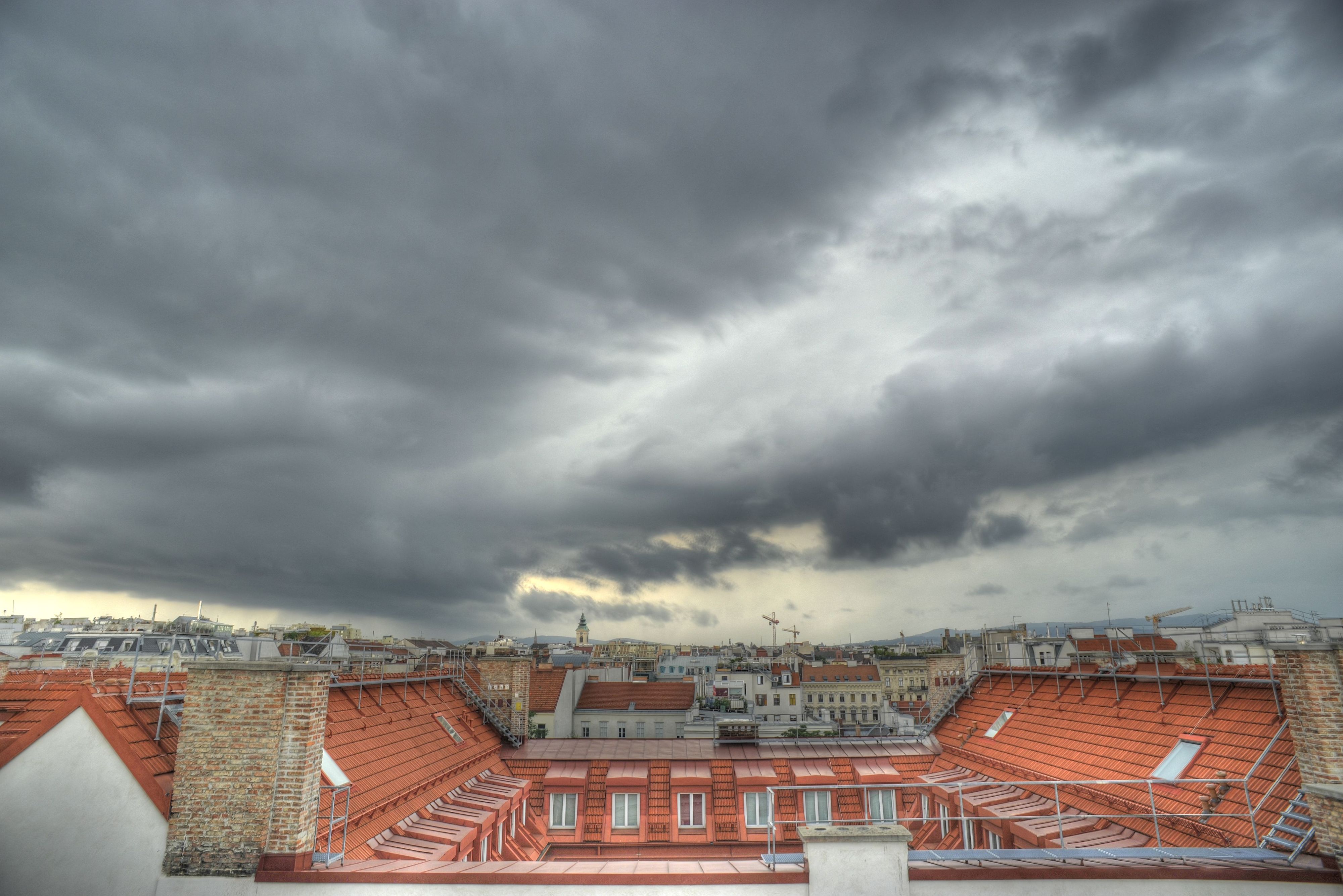 Schwarze Gewitterwolken ziehen über Wien auf. Symbolbild