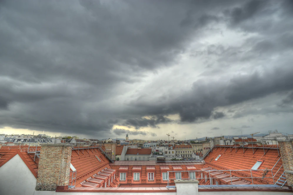 Schwarze Gewitterwolken ziehen über Wien auf. (Symbolbild)