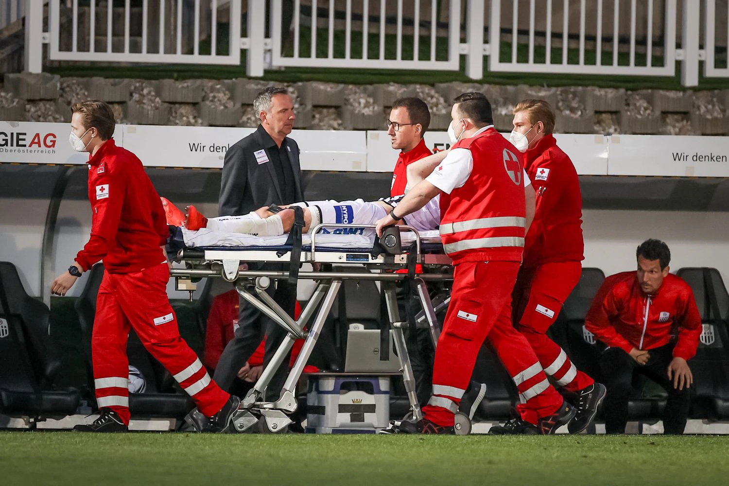 Philipp Wiesinger muss vom Platz transportiert werden.