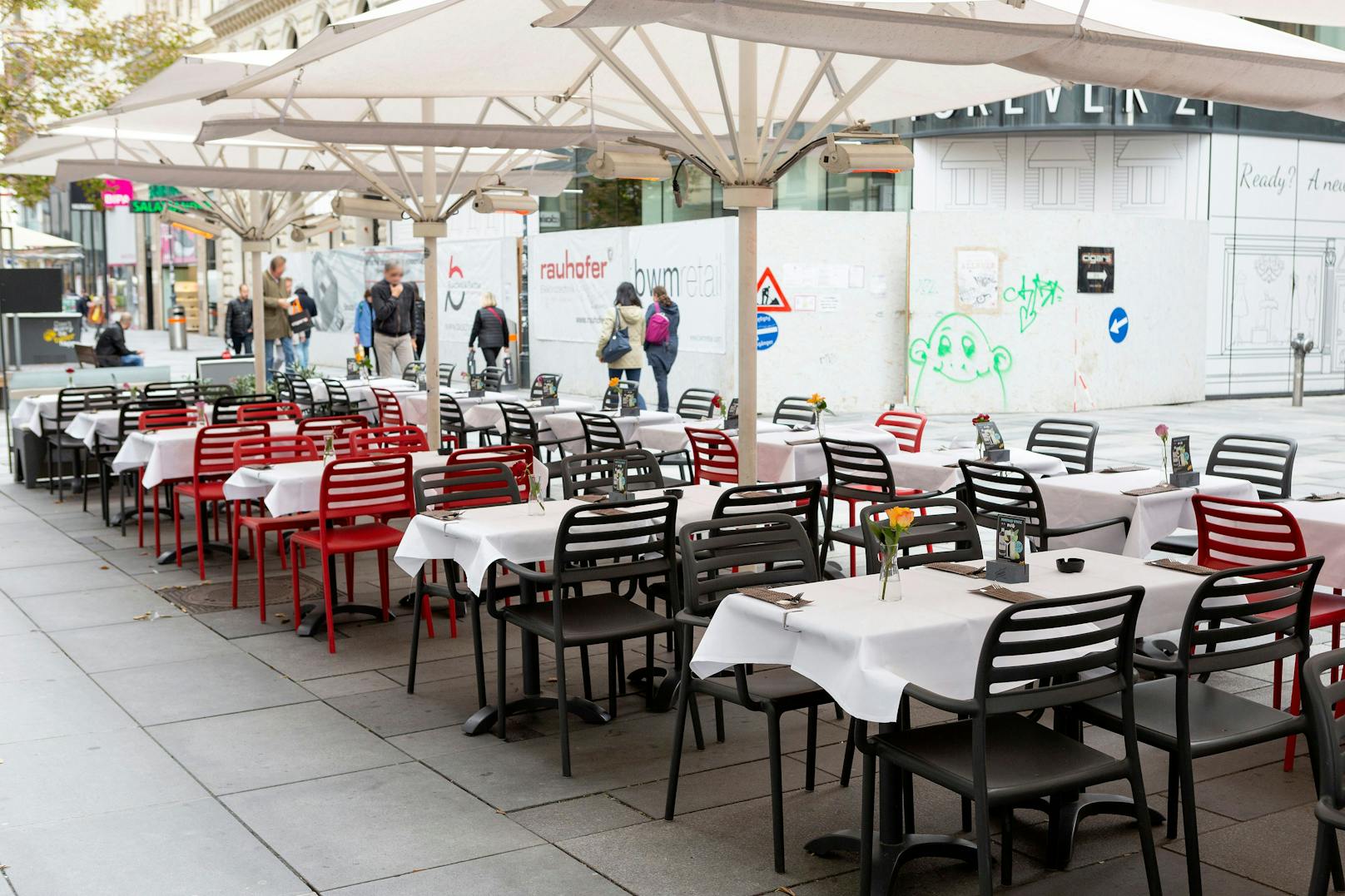Leerer Schanigarten auf der Kärntner Straße in Wien. Auch die Gastro will dringend öffnen.