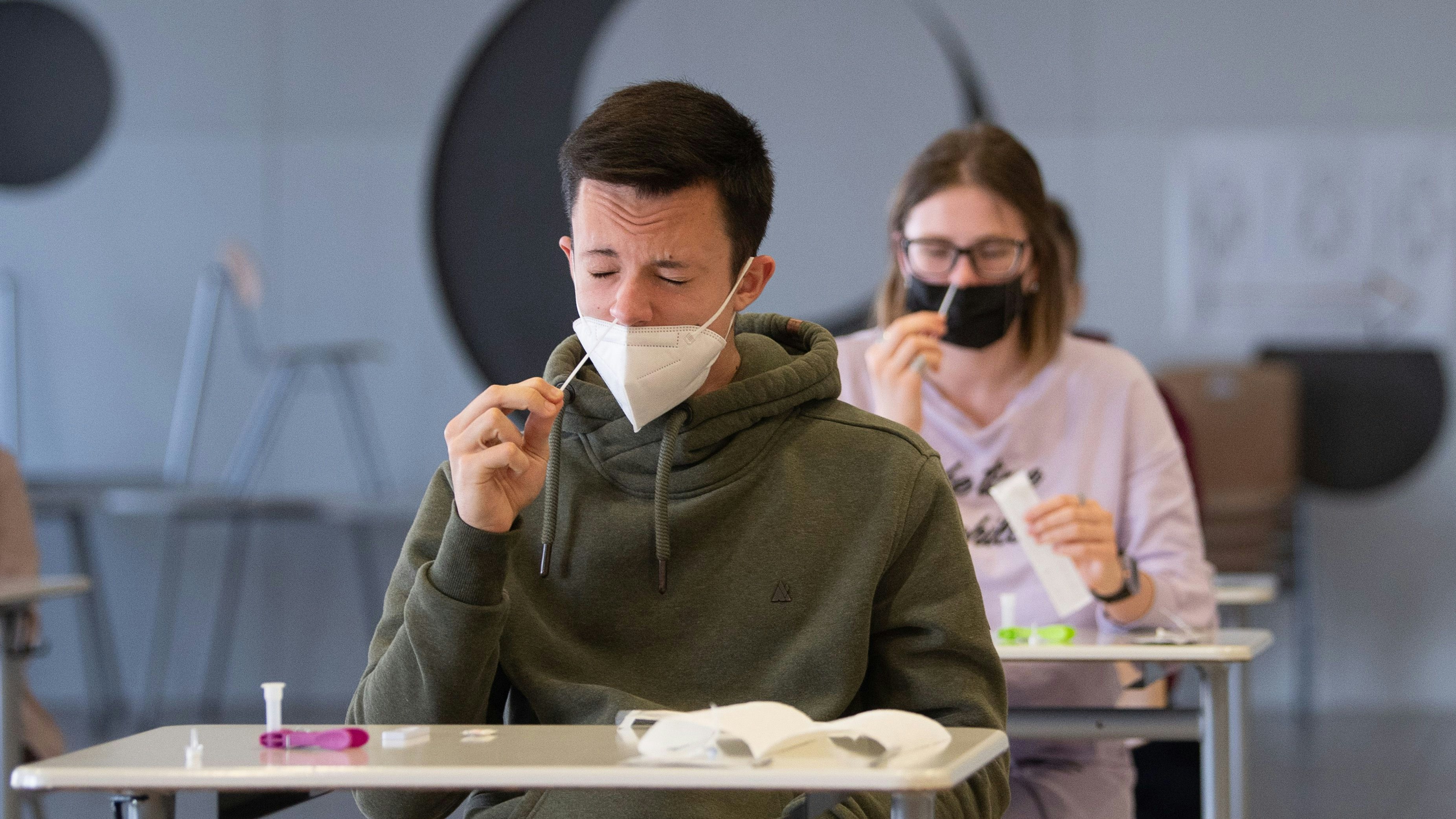 Schüler testen sich auf Corona. Das soll bald weitere Vorteile bringen.