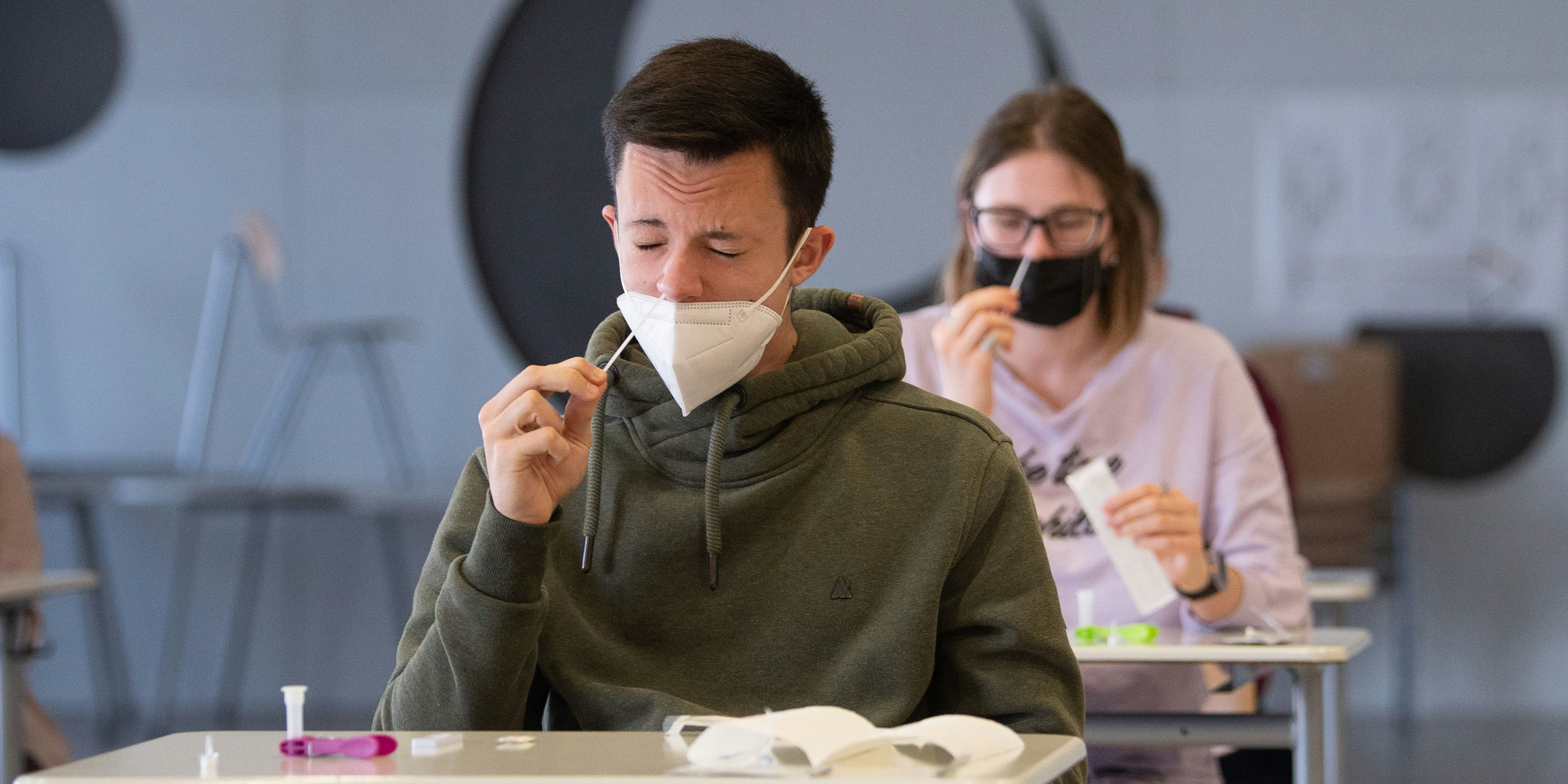 Schüler testen sich auf Corona. Das soll bald weitere Vorteile bringen.
