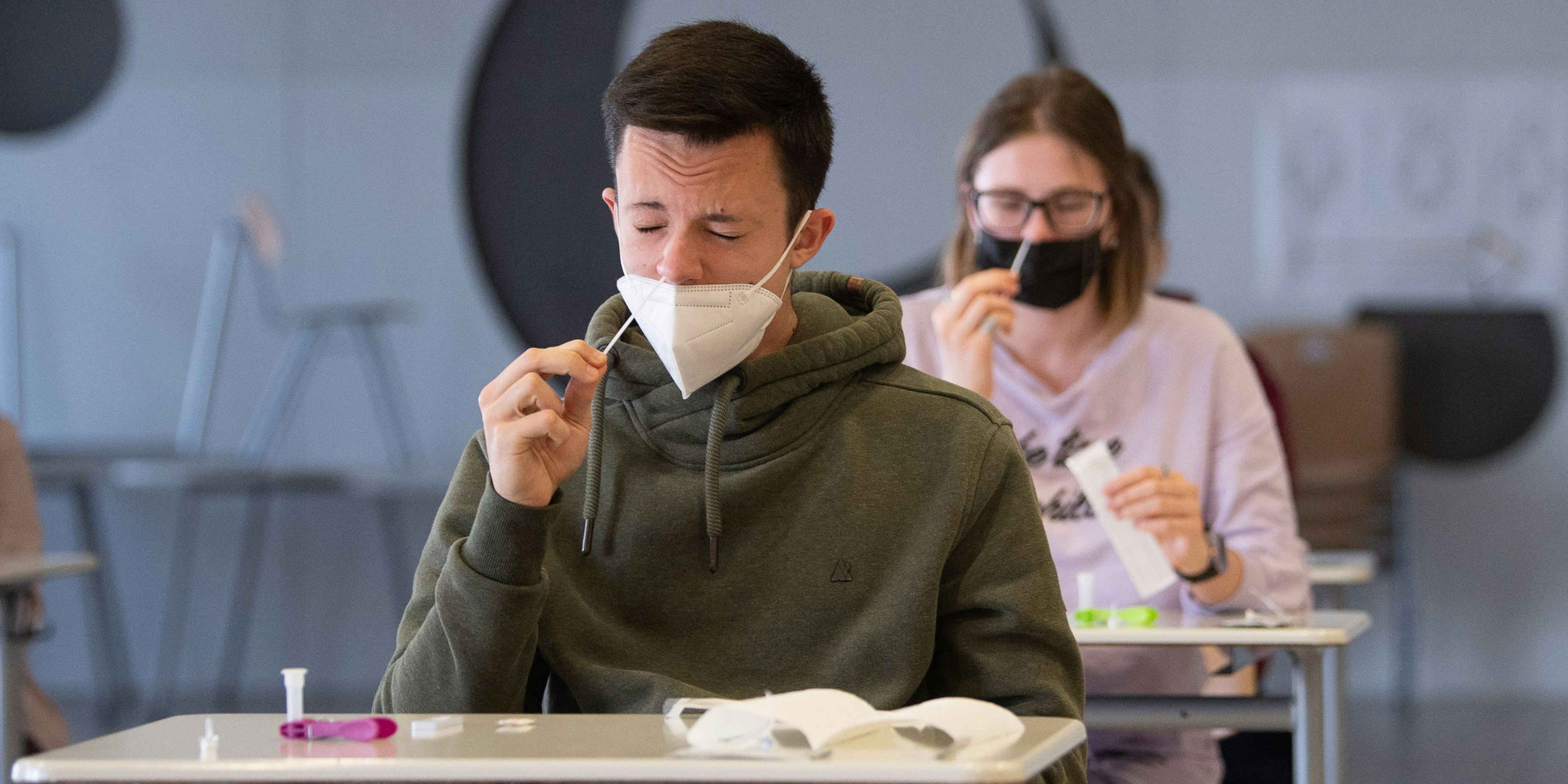 Schüler testen sich auf Corona. Das soll bald weitere Vorteile bringen.