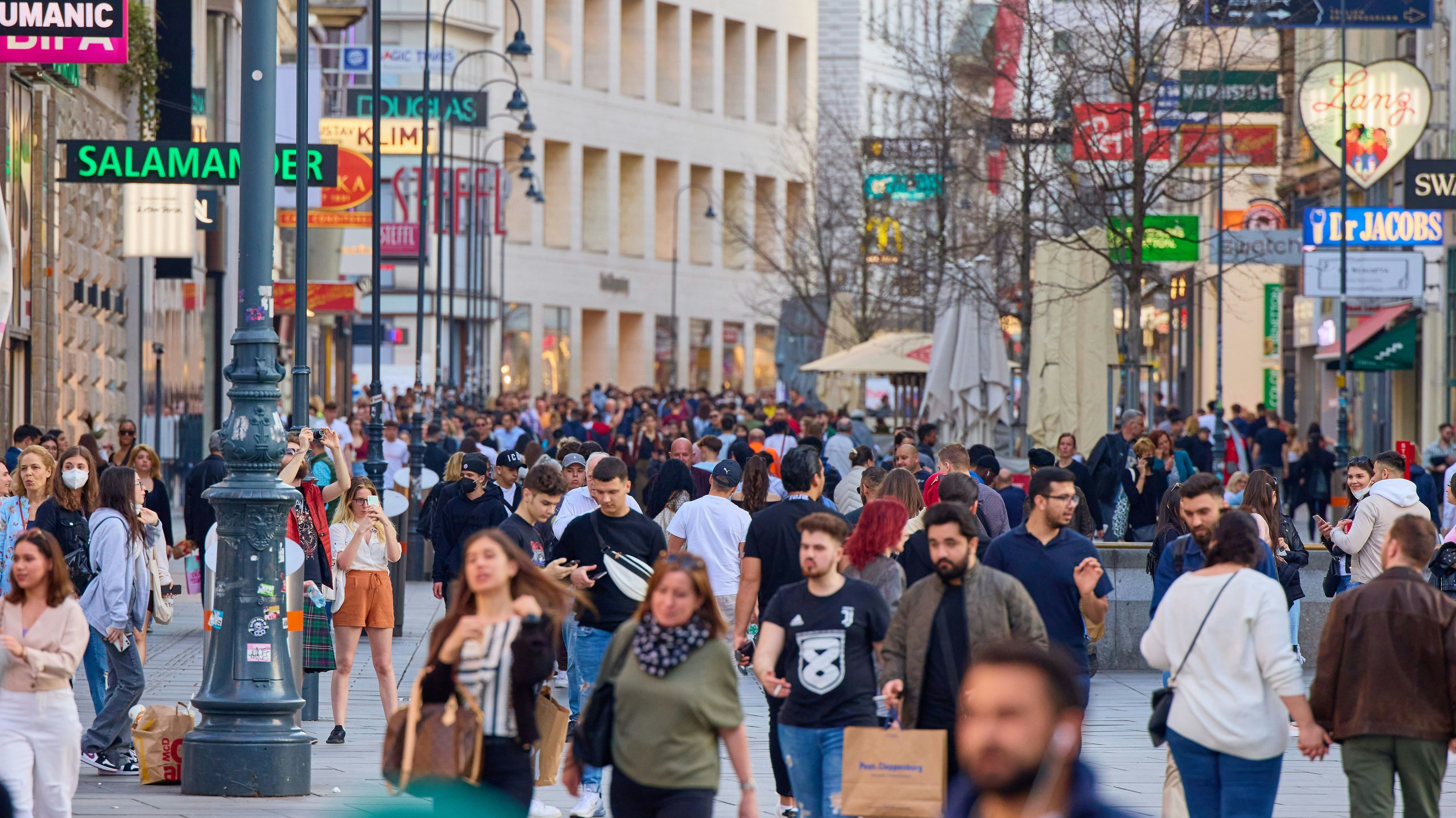 Download von www.picturedesk.com am 29.04.2021 (12:17).  Copyright: Starpix/ Alexander TUMA, 31.03.2021 Wien, Menschenmassen, Menschen, Abstandsregeln werden nicht beachtet, Kärntner Strasse, Pandemie, Covid 19, Covid-19 - 20210331_PD10565 - Rechteinfo: Rights Managed (RM)