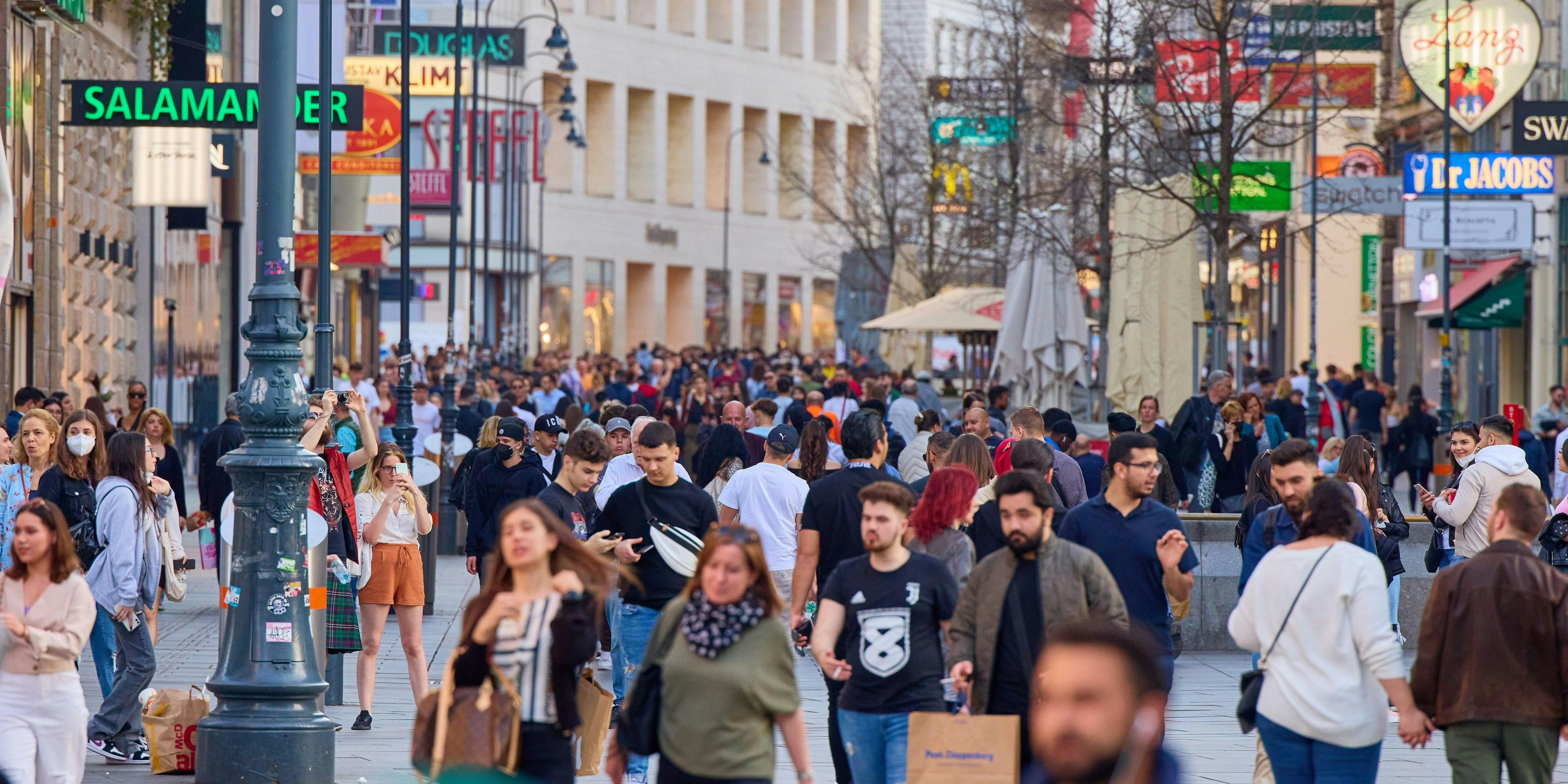 Download von www.picturedesk.com am 29.04.2021 (12:17).  Copyright: Starpix/ Alexander TUMA, 31.03.2021 Wien, Menschenmassen, Menschen, Abstandsregeln werden nicht beachtet, Kärntner Strasse, Pandemie, Covid 19, Covid-19 - 20210331_PD10565 - Rechteinfo: Rights Managed (RM)