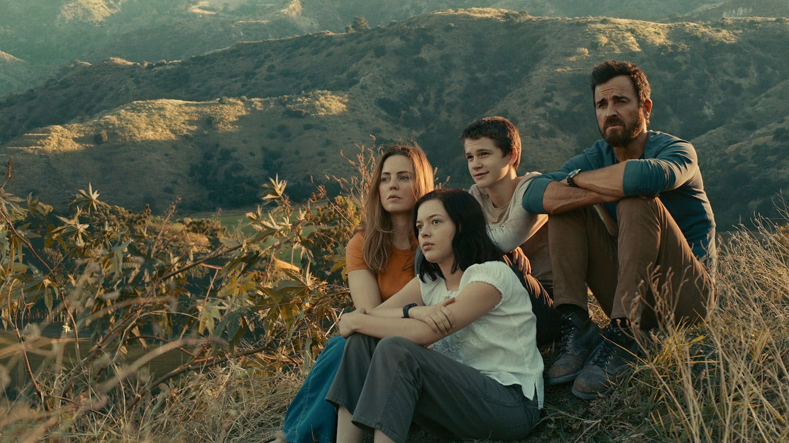 Justin Theroux in "The Mosquito Coast" (r.) mit seiner Serien-Ehefrau Melissa George und seinen Kindern Dina (Logan Polish) und Charlie (Gabriel Bateman)