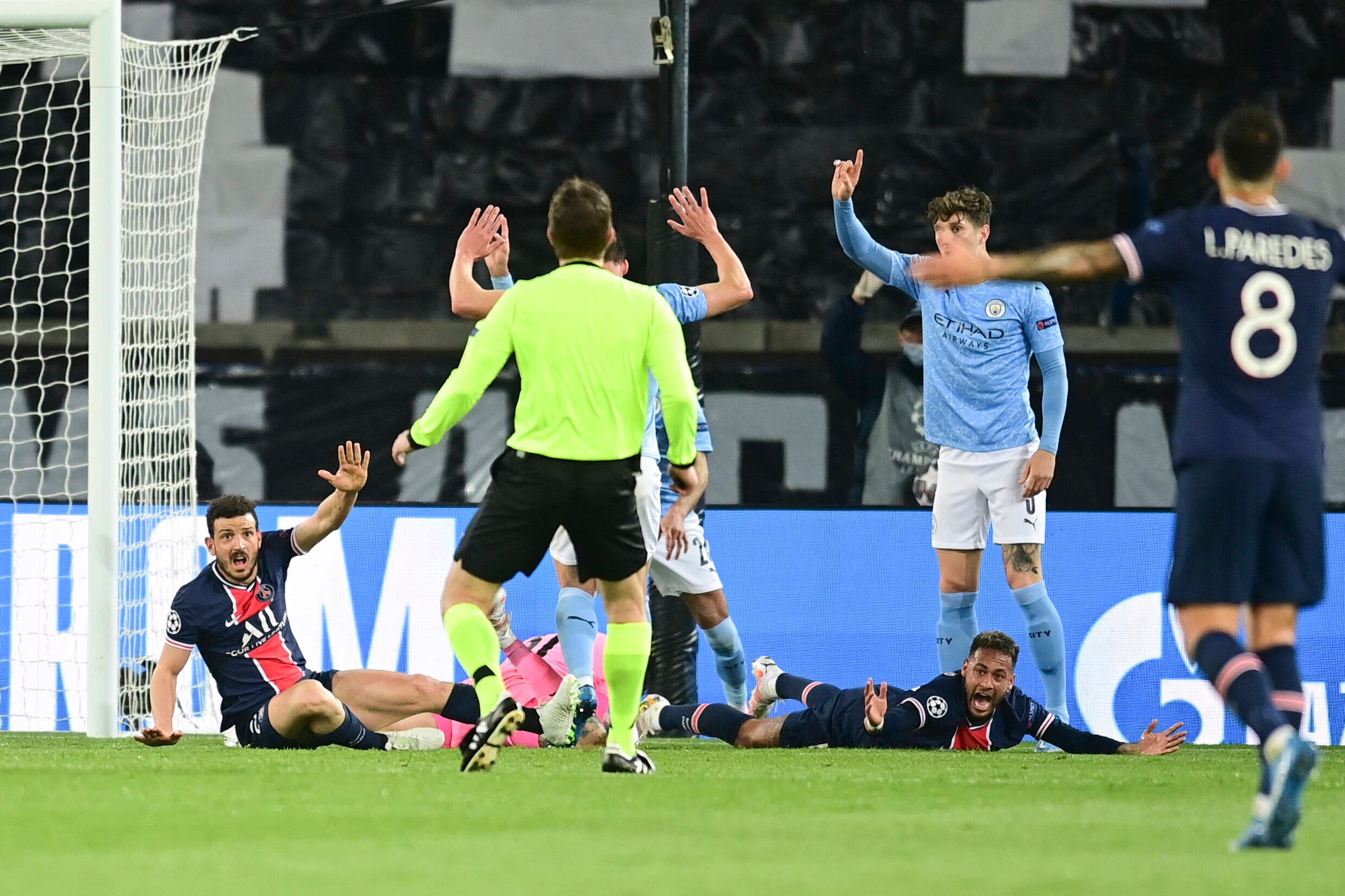 PSG-Star Neymar fordert einen Elfmeter. 