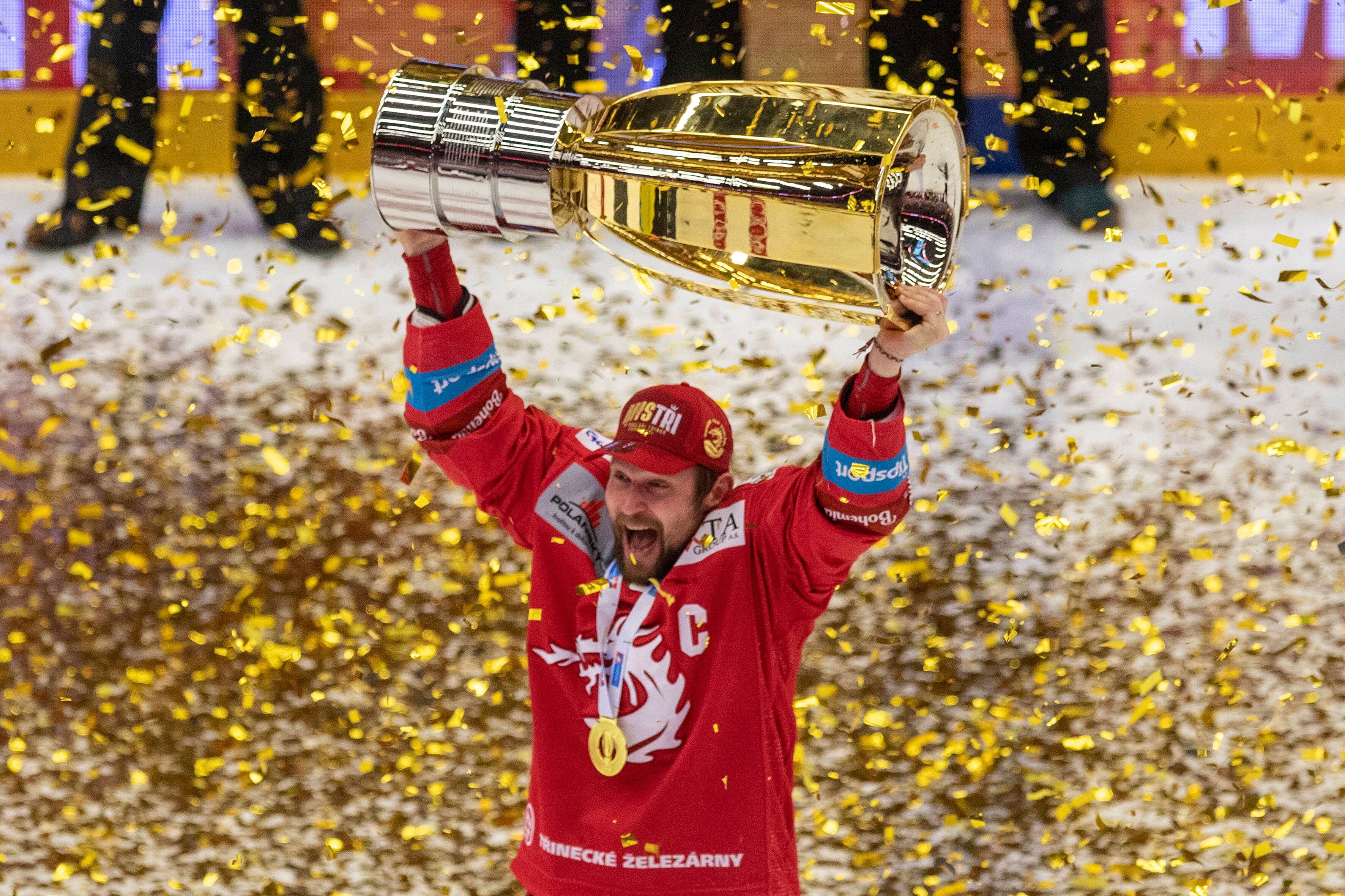 Petra Vrana stemmt den Pokal in die Höhe. Wenig später wird er von seinen Emotionen überwältigt, weint um seine tote Ehefrau.