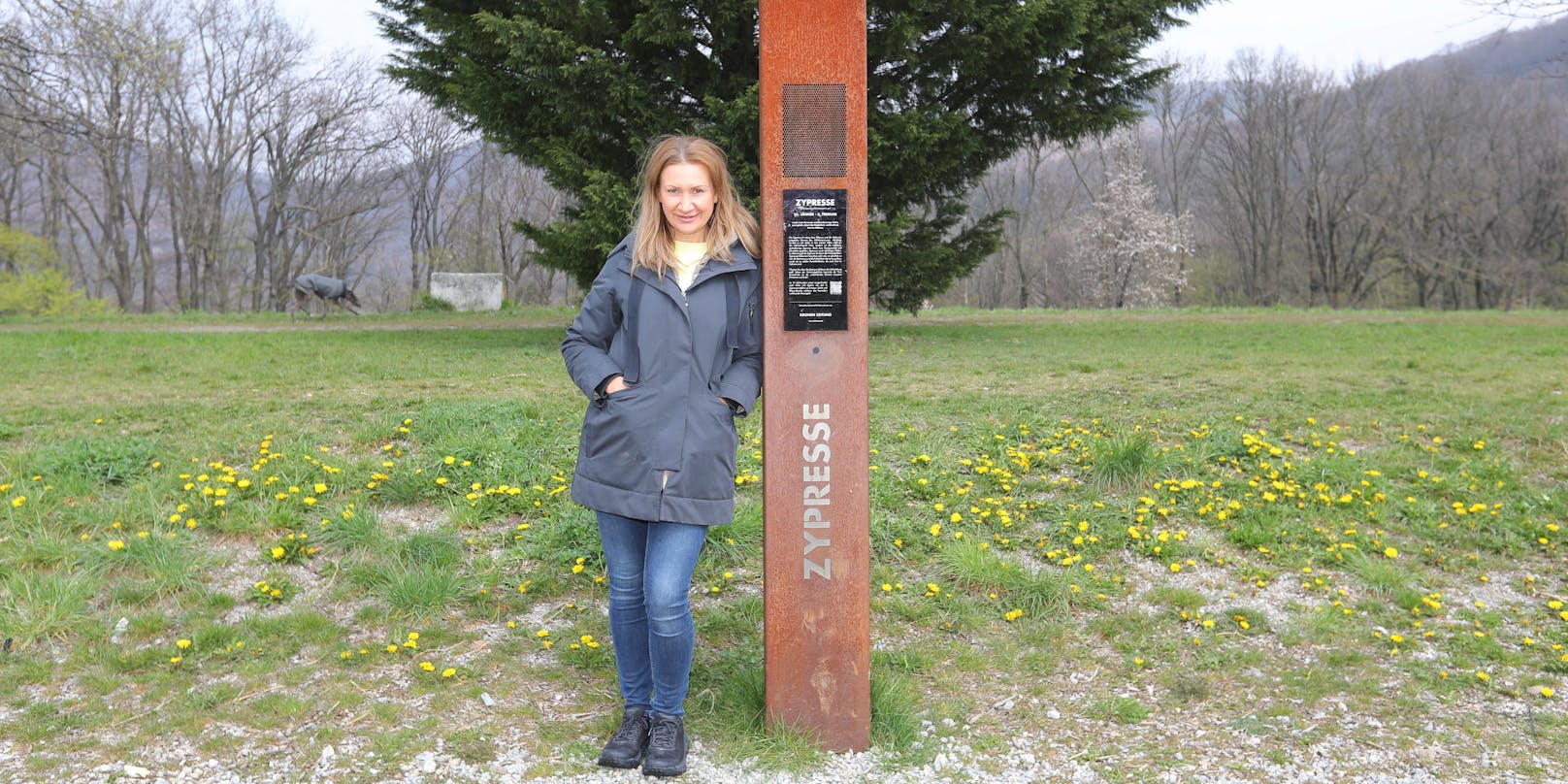 Angelika Niedetzky vor "ihrem" Baum: der Zypresse