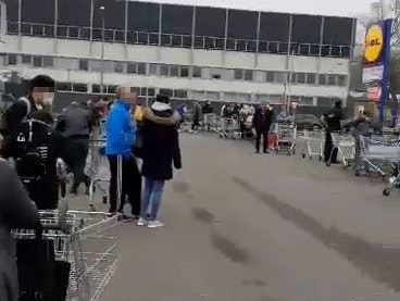 Dutzende Wiener standen am Donnerstagmorgen in der Warteschlange vor dem Lidl.