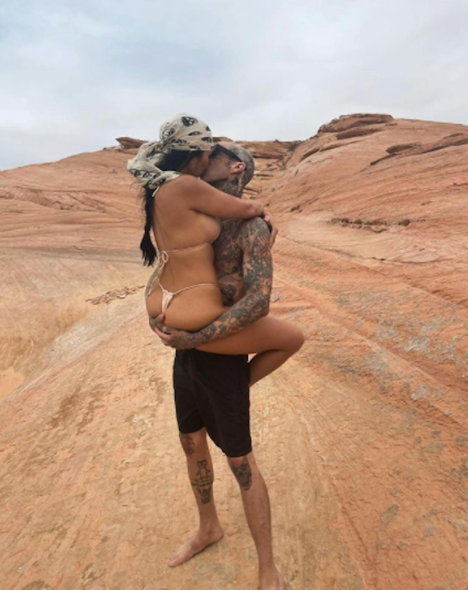 Kourtney Kardashian feiert ihren 42. Geburtstag mit ihrem neuen Lover Travis Barker in einer Wüste in Utah. 