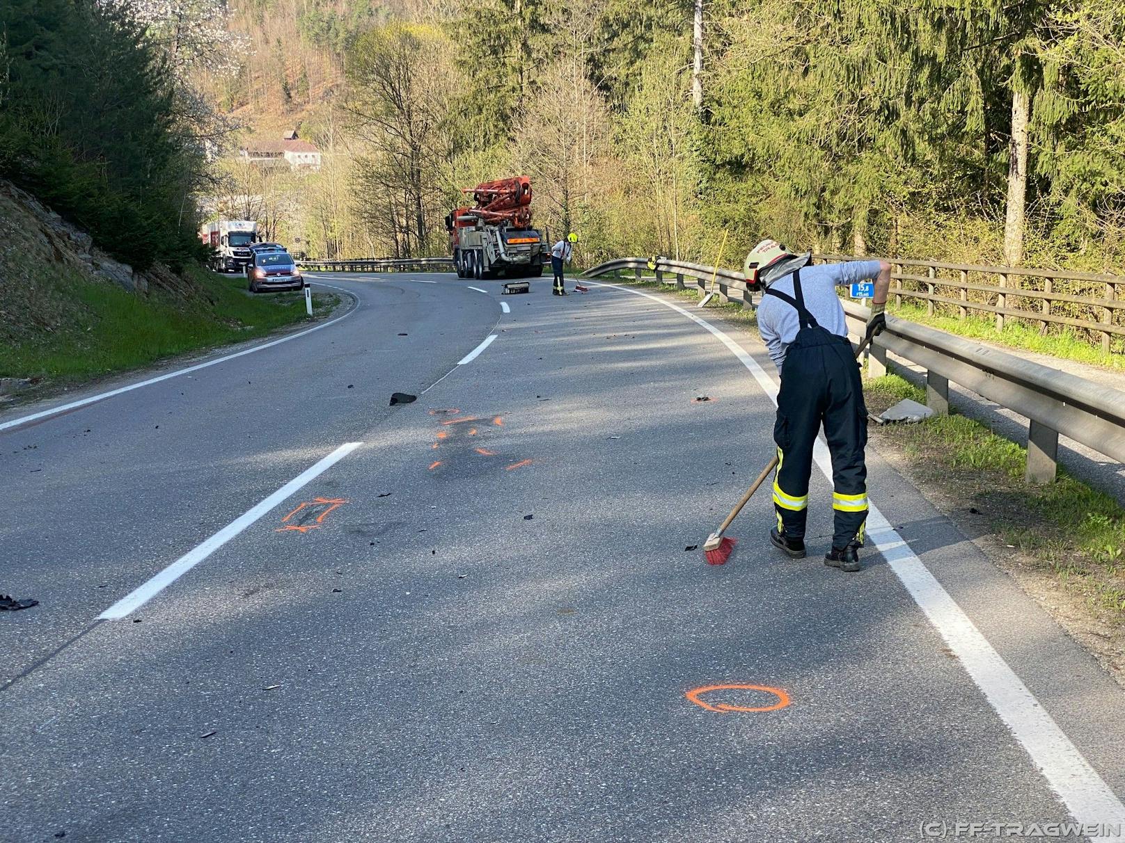 Die Bilder des Feuerwehreinsatzes nach dem tödlichen Motorrad-Unfall in Tragwein am 28. April 2021